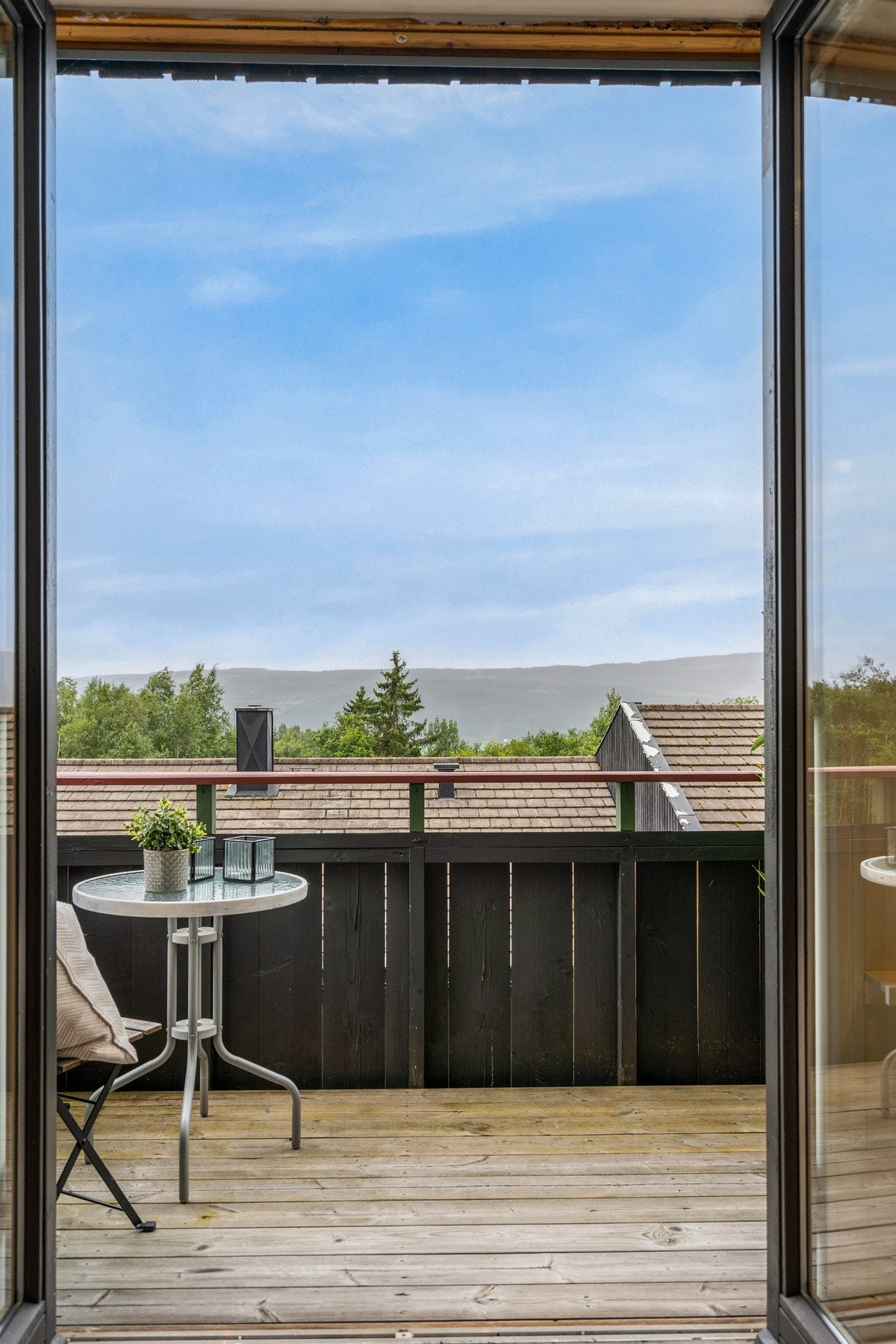 Med glassdør forlenges stuen ut til balkongen. Galleribilde