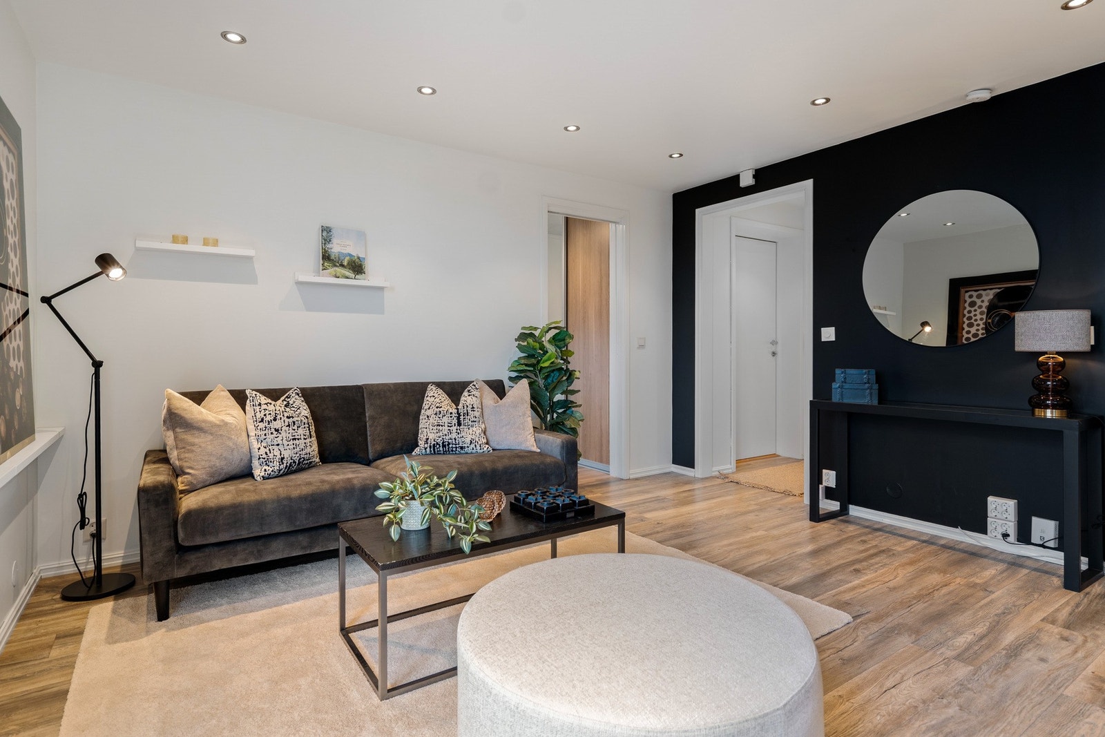 Lysmalte og moderne overflater med kontrastvegg. Downlights i himling for hyggelig belysning høst og vinterstid. Galleribilde