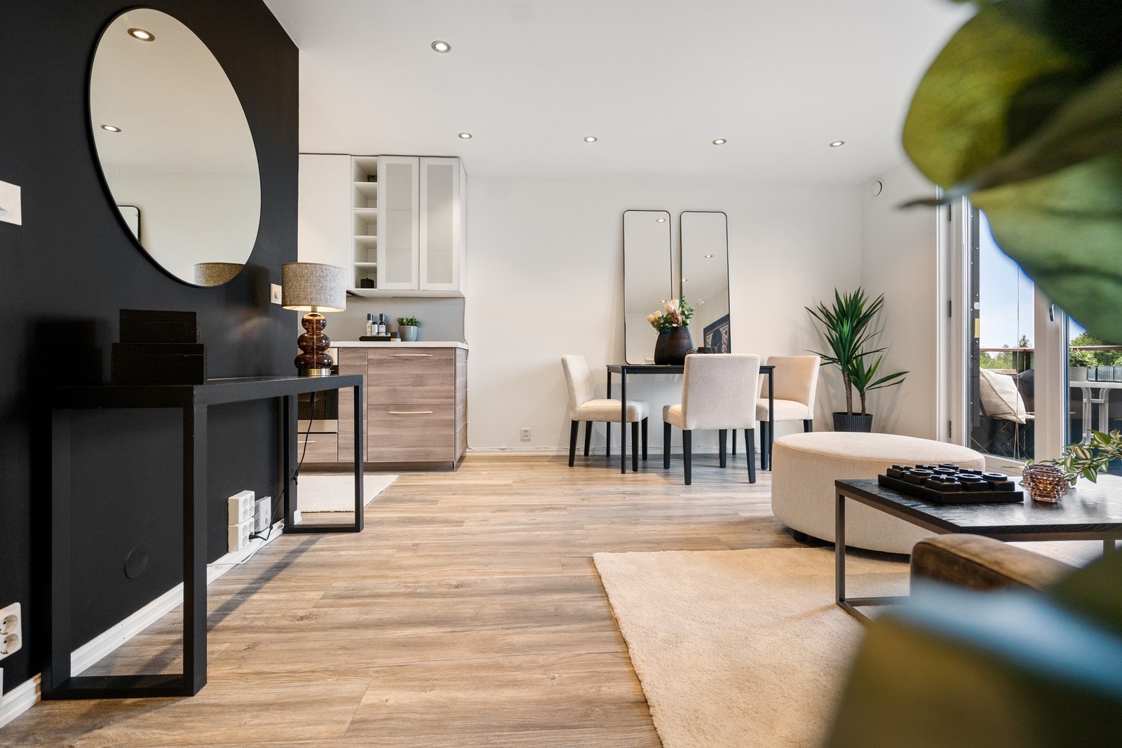 Lys, trivelig og godt utnyttet plass i stua. Galleribilde