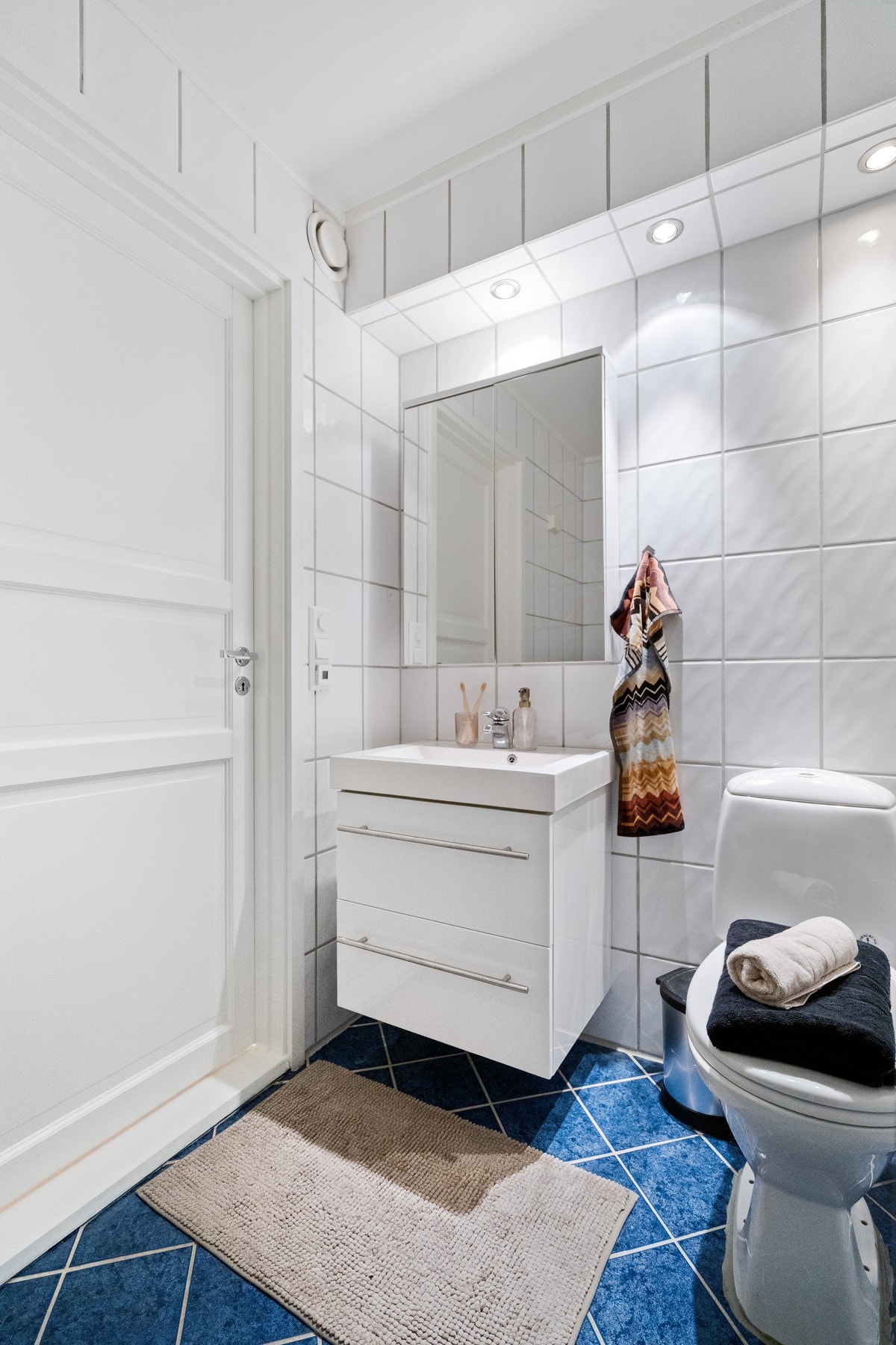 Flislagt bad med gulvvarme. Innredet med baderomsinnredning med skuffer, speil og belysning. Galleribilde