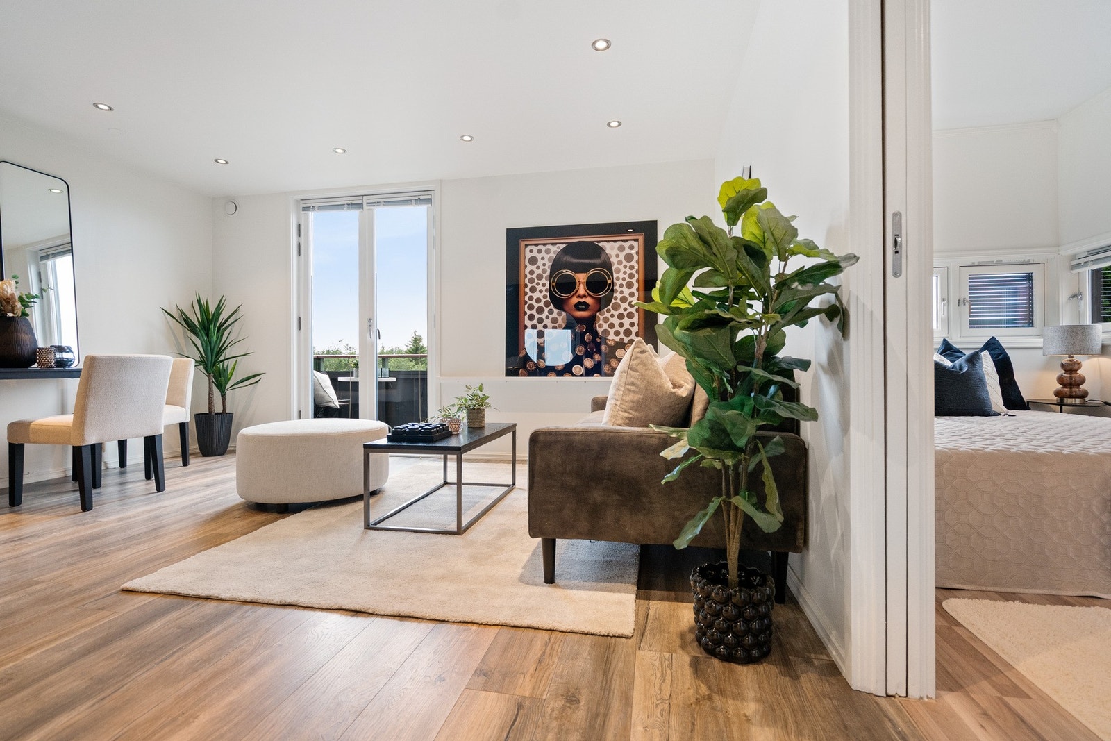 Fra stua er det direkte tilgang til soverommet, adskilt med lettvegg med innebygget skyvedør. Galleribilde