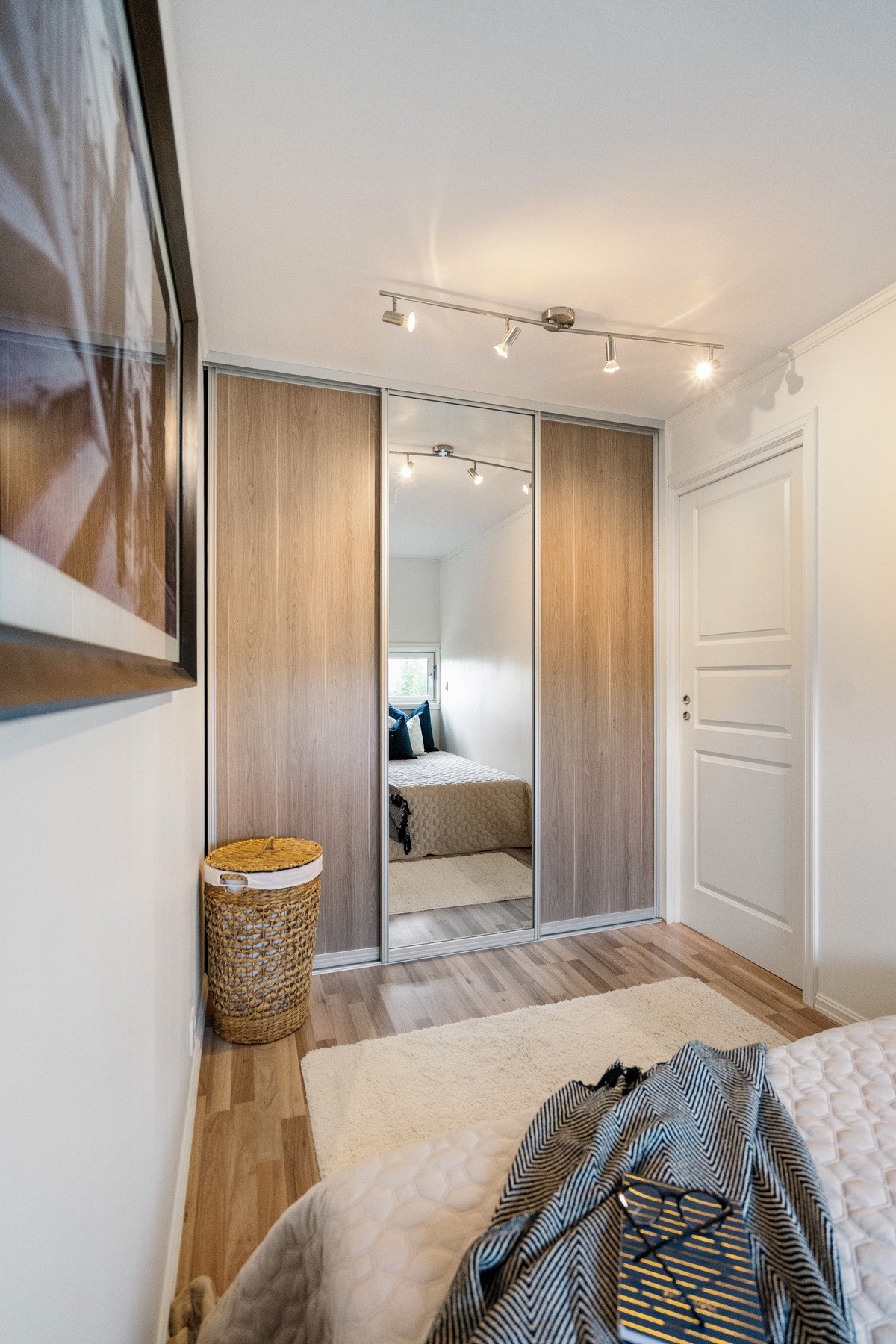 Soverommet har skyvedørsgarderobe med glassfront. Galleribilde