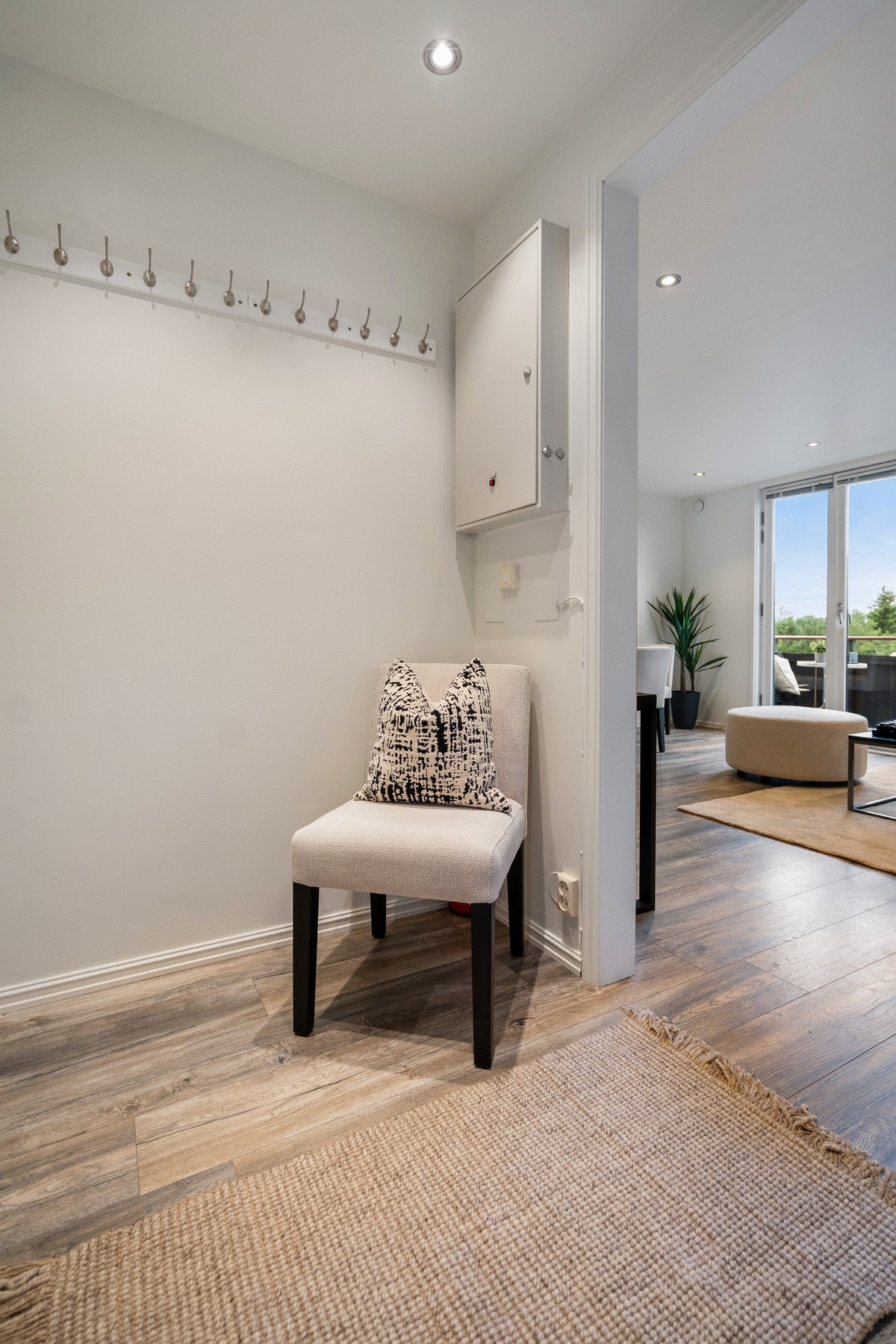 I entreen er det knagghylle for oppheng av jakker. Herfra er det tilgang direkte til stue og oppholdsrom. Galleribilde