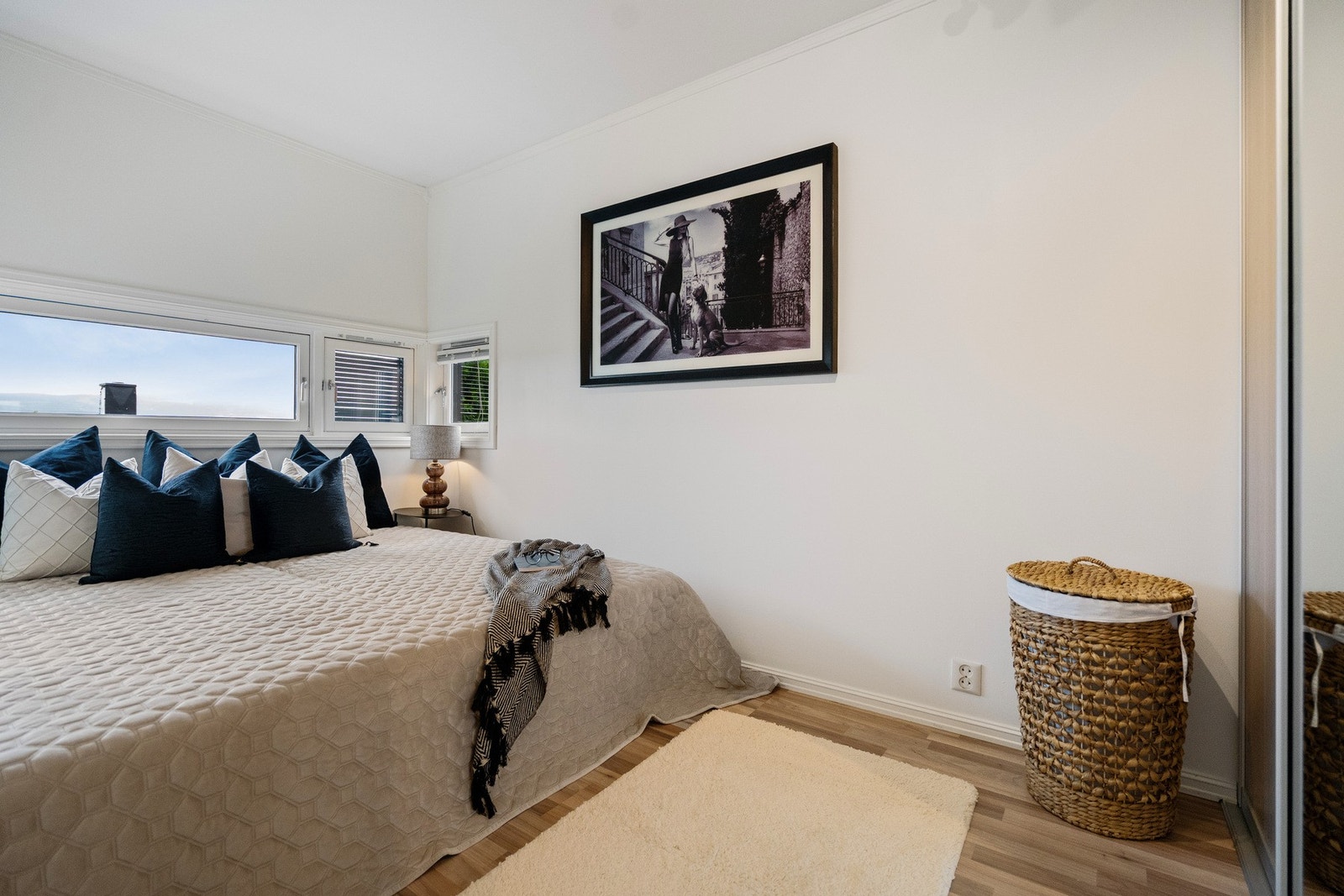 Leiligheten har ett soverom med plass for dobbeltseng. Galleribilde