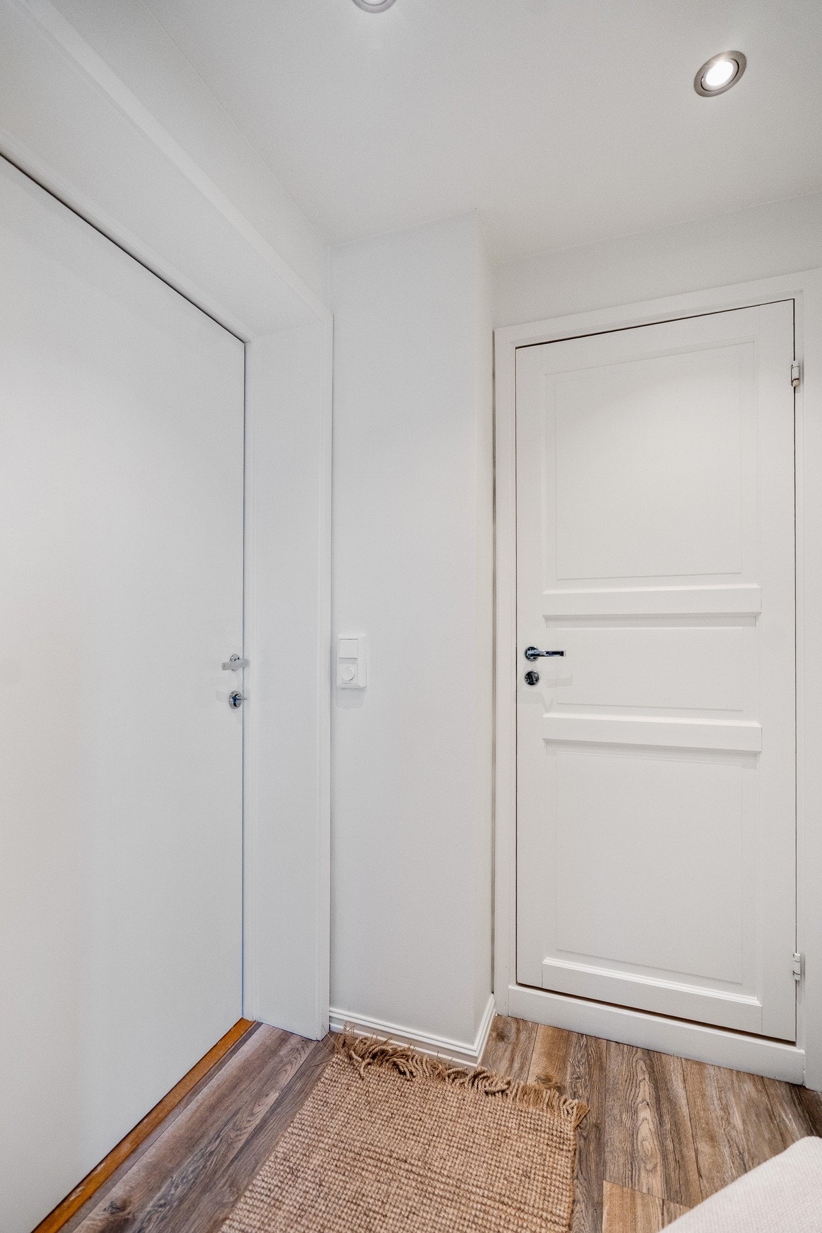 Velkommen inn - entre med dør direkte til bad/vaskerom. Galleribilde