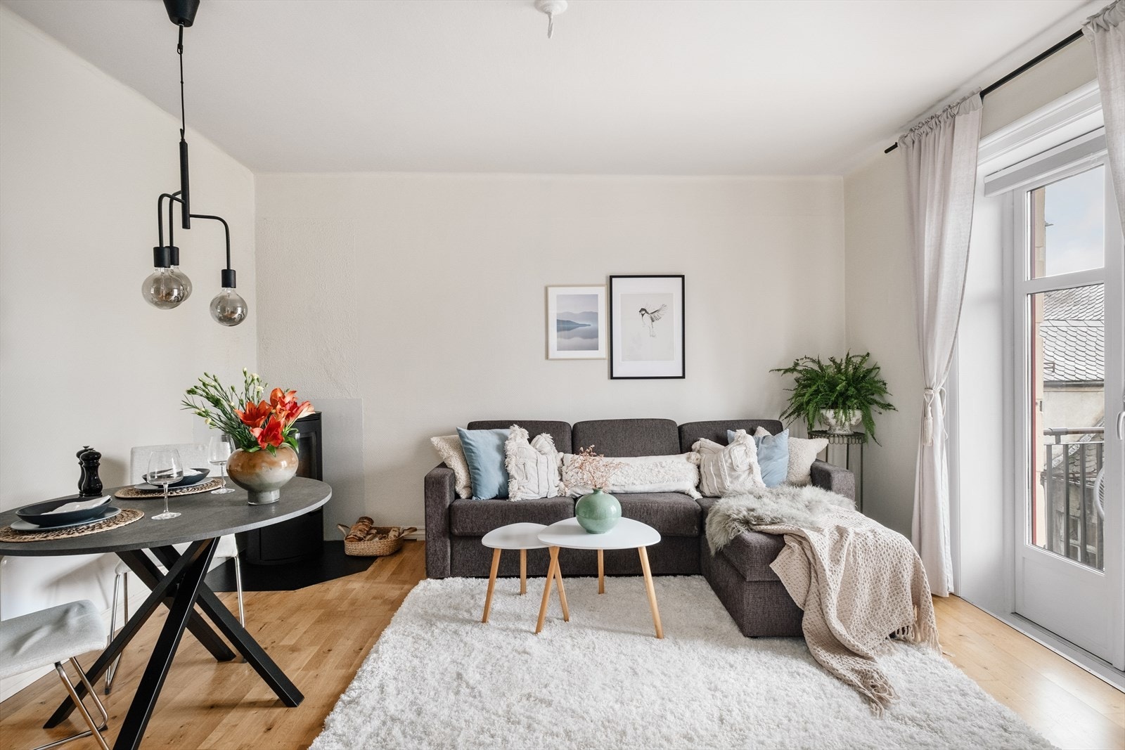 Stuen har pent naturlig lysinnslipp og god takhøyden på 2,54 meter. Galleribilde