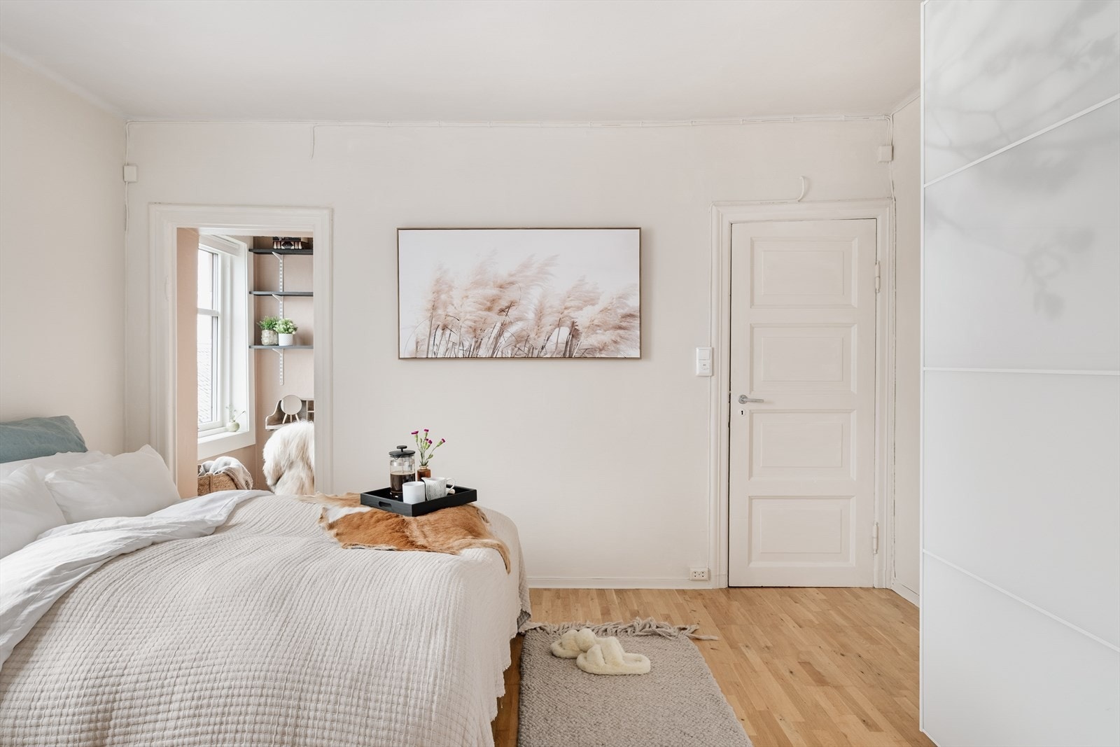 Fra soverommet har du inngang til kontor og til badet. Galleribilde