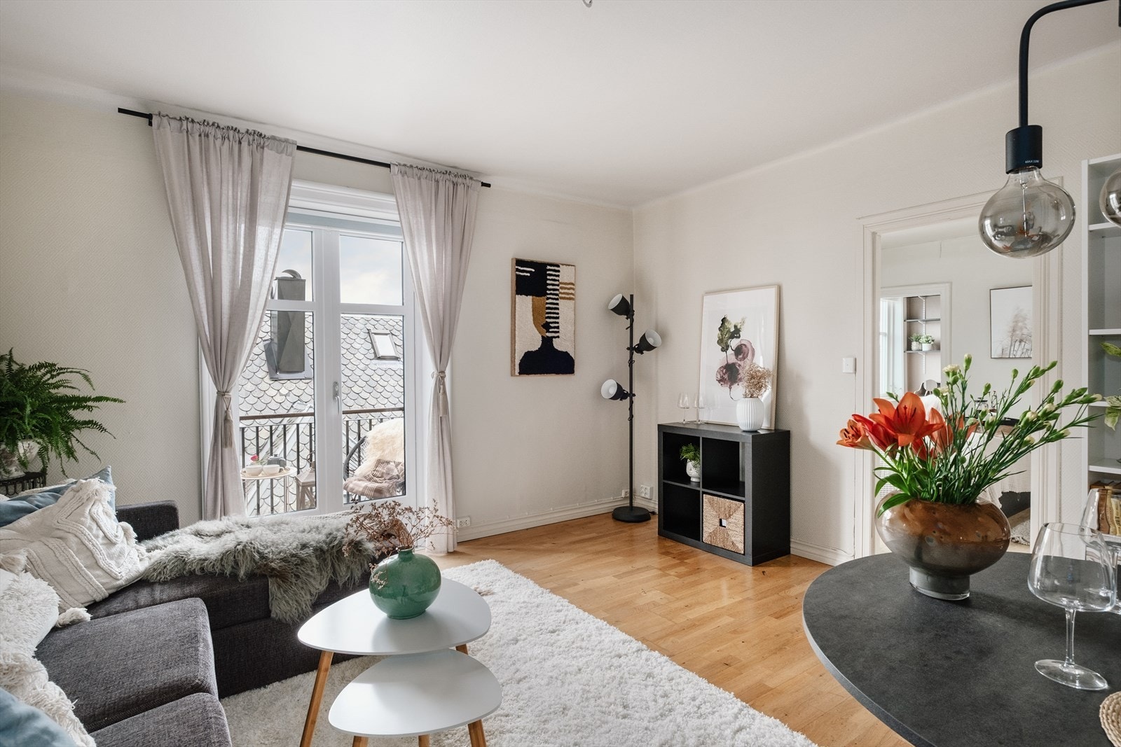 Romslige stue på 17,34m² med god plass til en spisegruppe, sofa og Tv-benk. Galleribilde