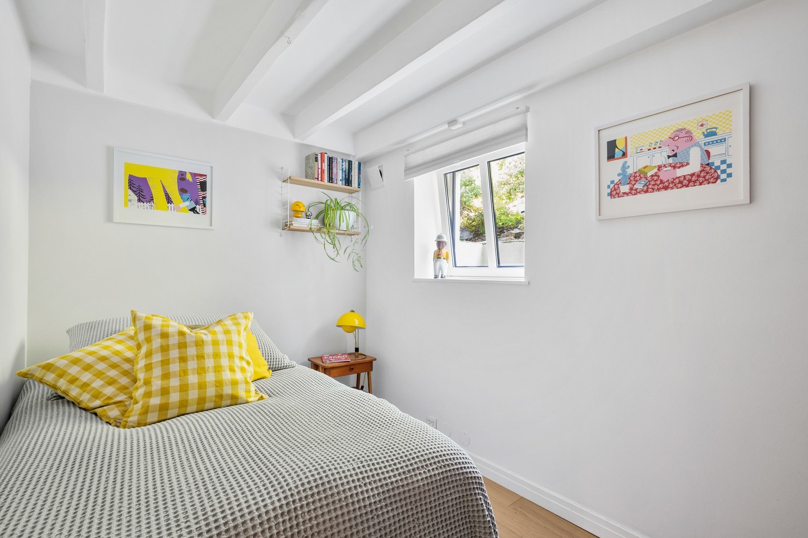 Et fredfylt soverom med hyggelig utsyn mot hagen. Galleribilde