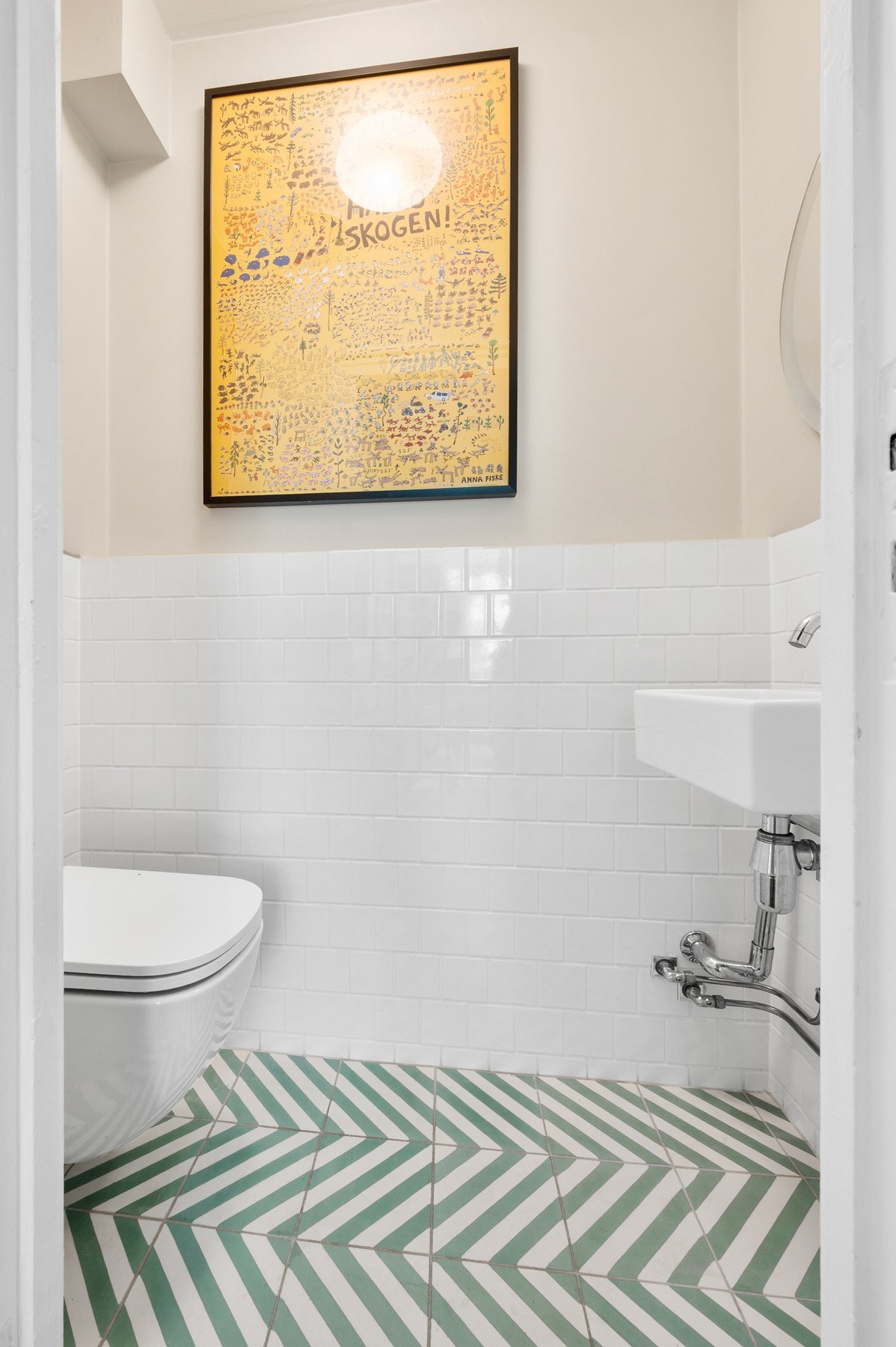 Separat wc hvor klassiske fliser møter et gulv med personlighet, Galleribilde