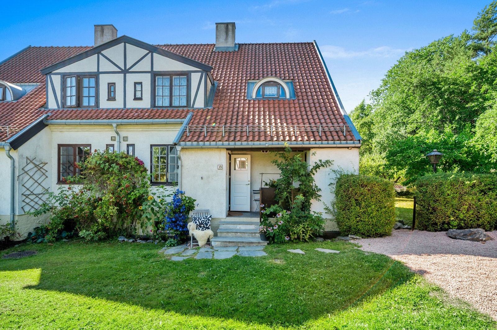 Idyllisk og usjenert hage med gamle frukttrær og solrik uteplass. Galleribilde