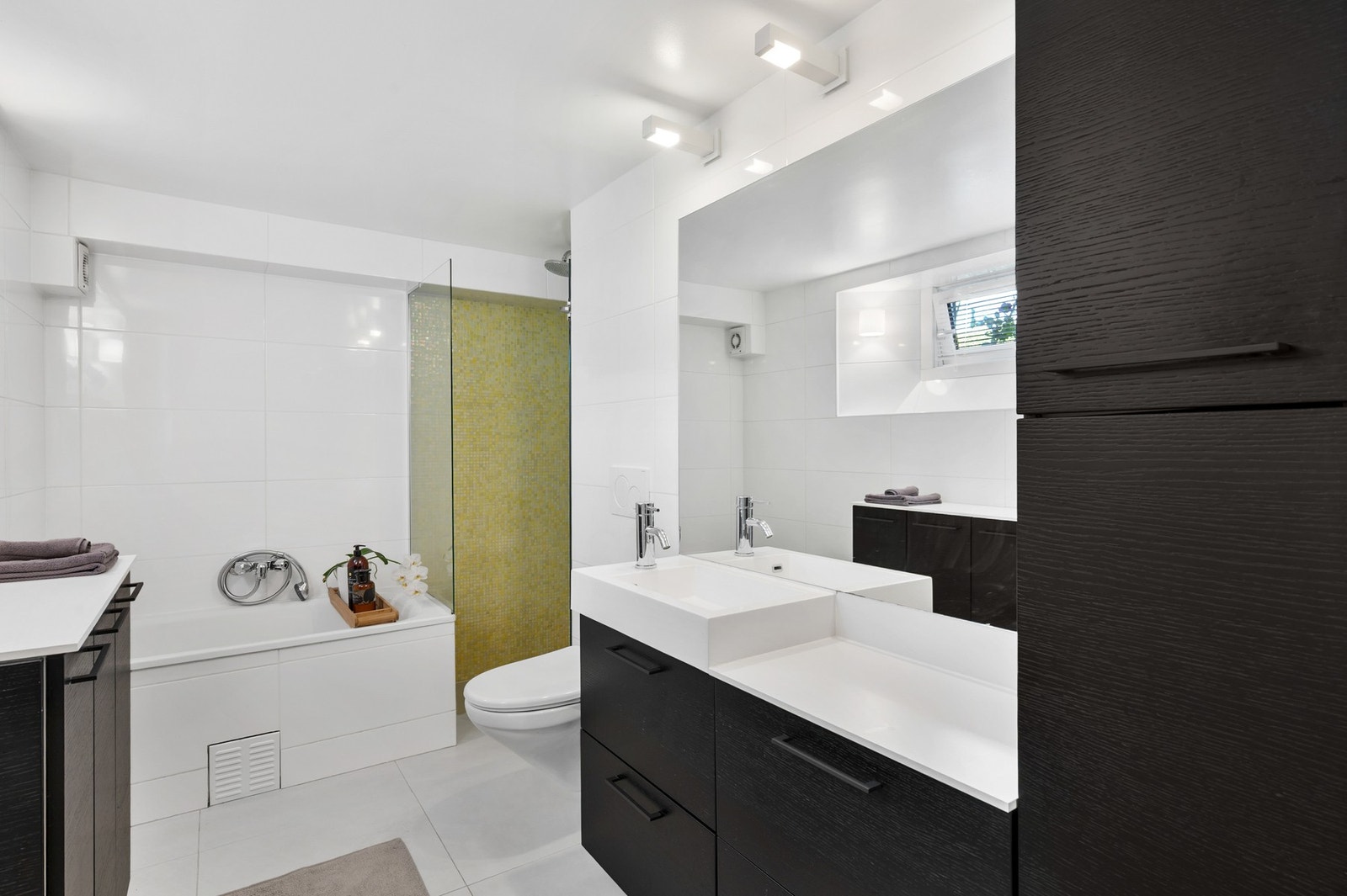 Detaljer i gyllen mosaikk gir badet en eksklusiv spafølelse. Galleribilde