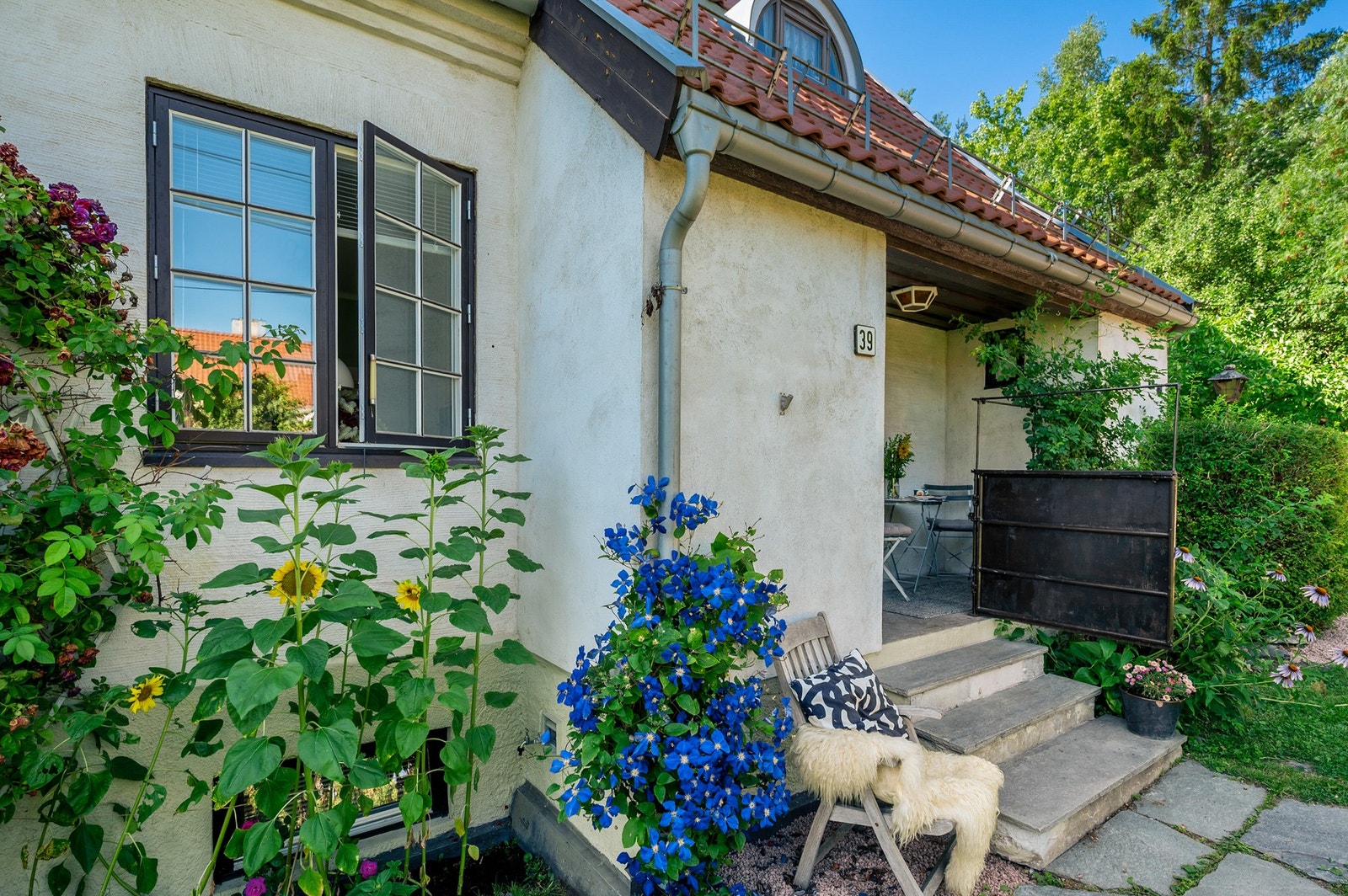 Familieboligen har en unik karakter med bindingsverk, noe som gir Hagebyen det særegne preget. Galleribilde