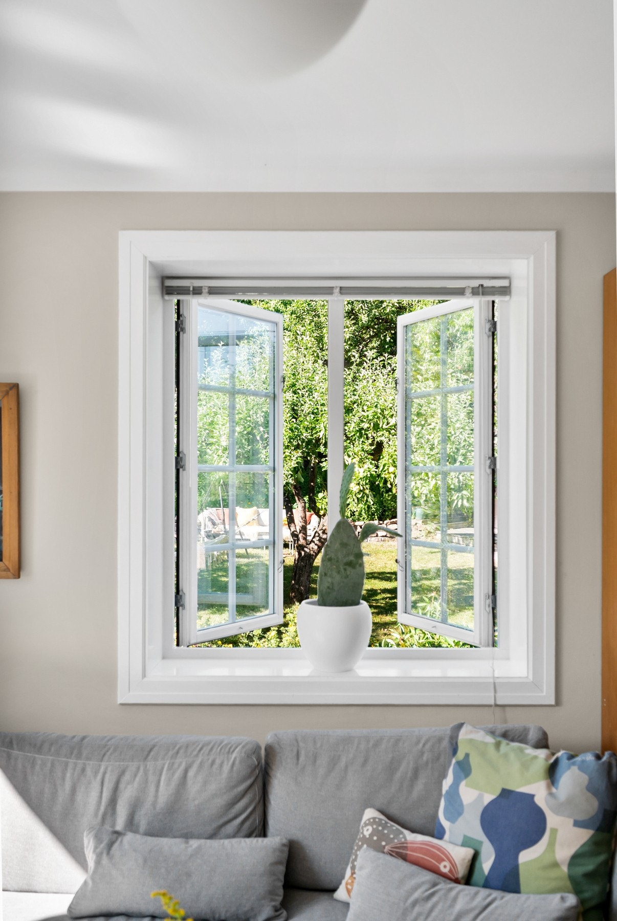 Et levende maleri av hagen, rammet inn av sprossevinduer. Galleribilde