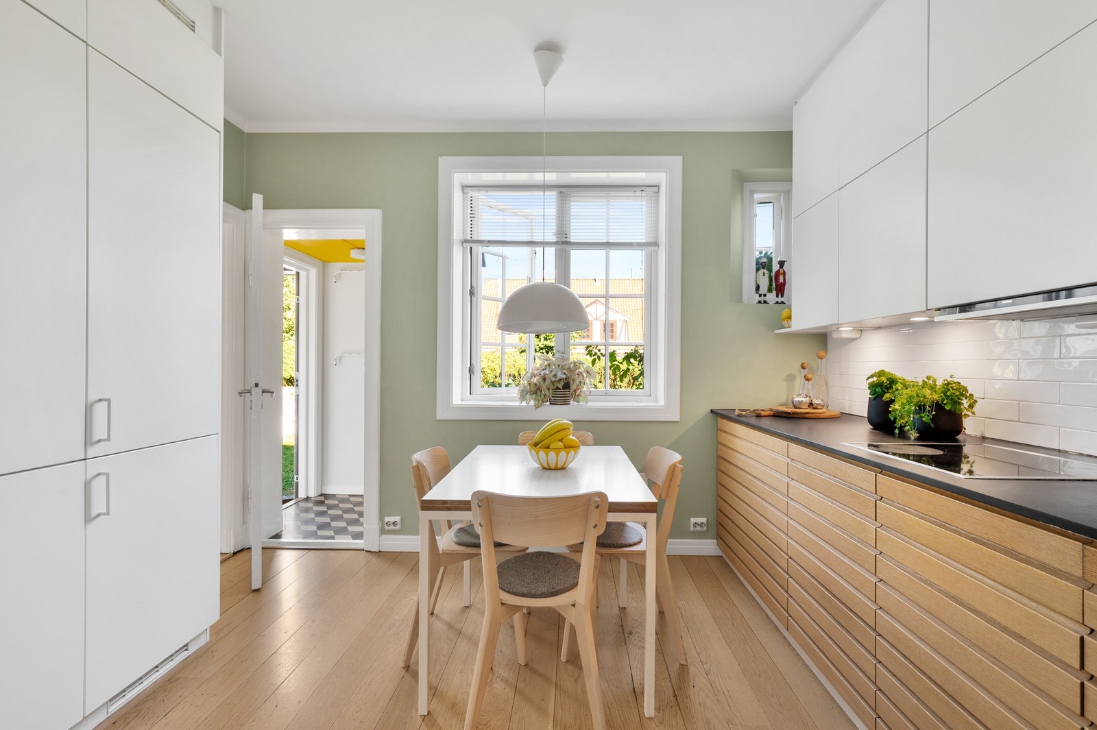 Moderne spilefronter møter klassiske detaljer og utsyn mot hagen Galleribilde