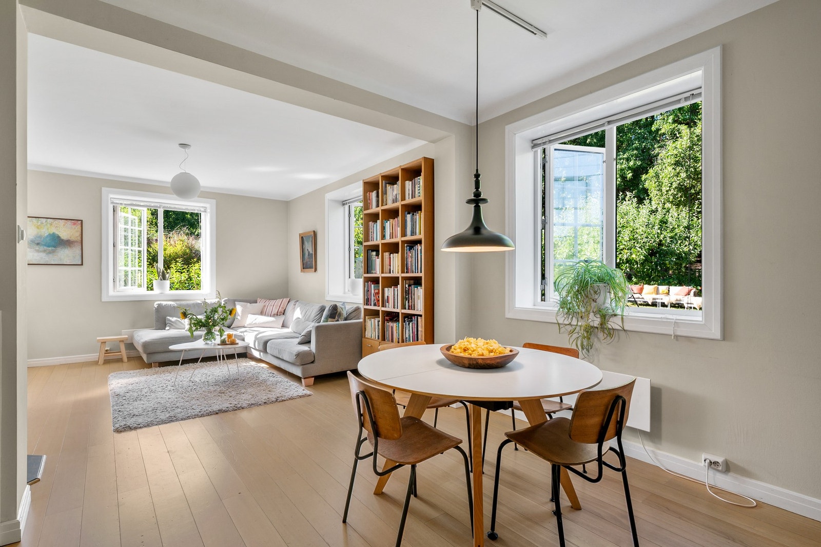 Åpen løsning der frodige, grønne omgivelser blir en del av rommet. Galleribilde