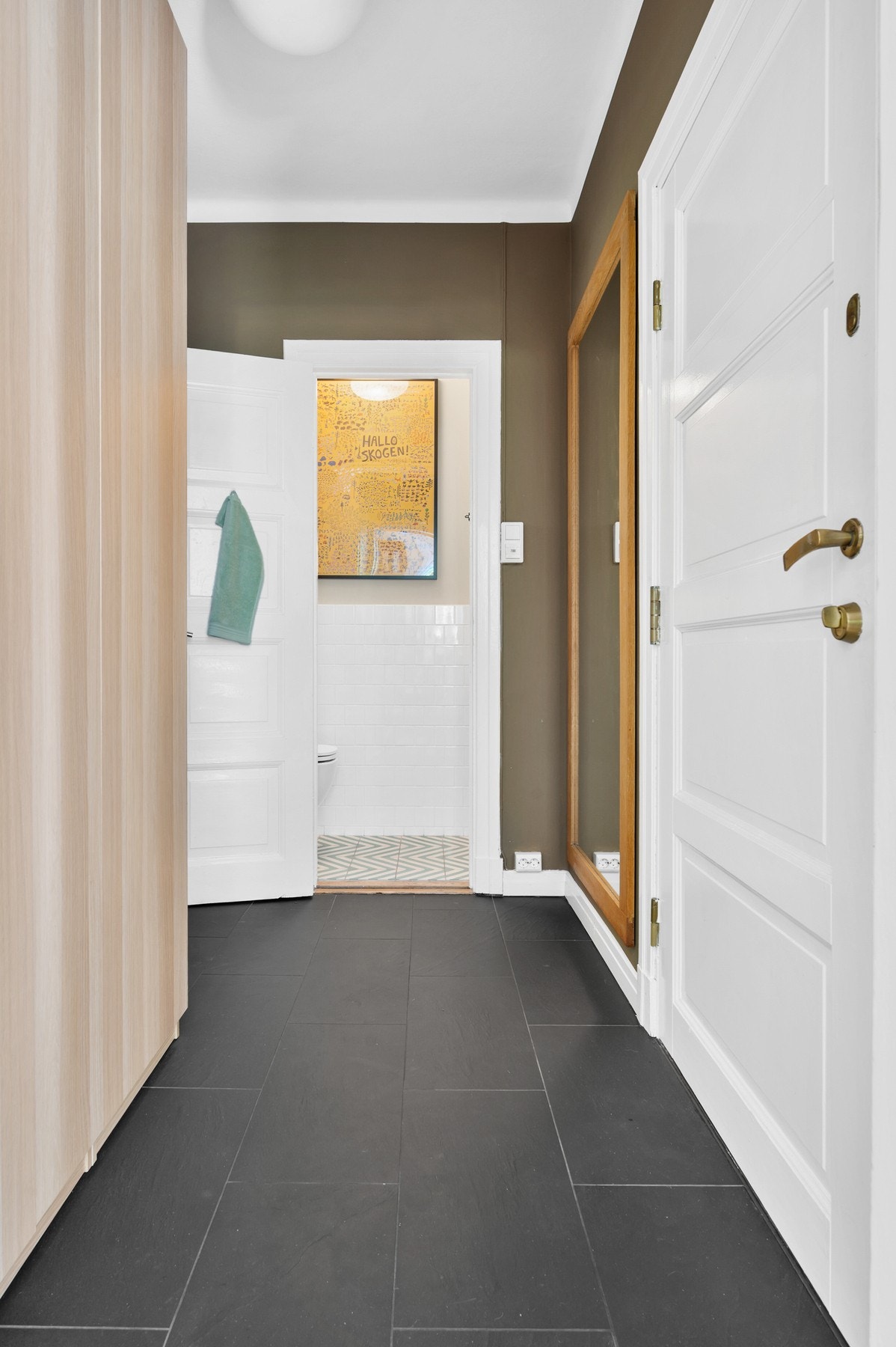 Entré med stor garderobe, gjennomførte detaljer og separat wc Galleribilde