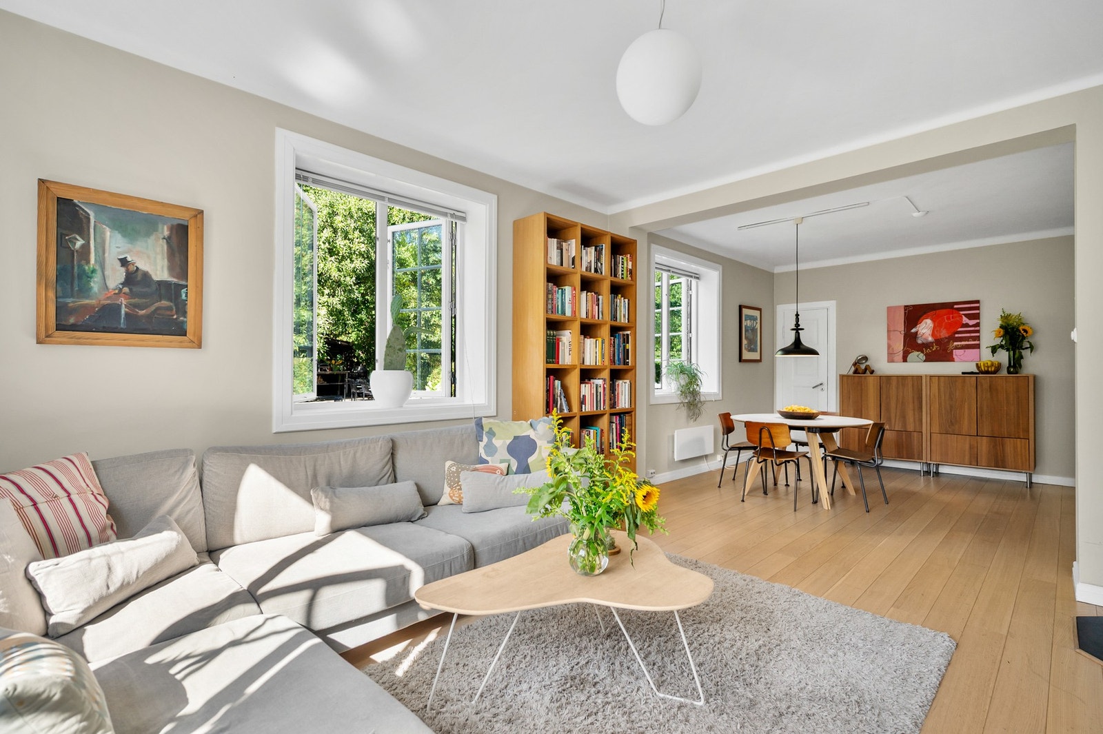 Store vinduer visker ut skillet mellom stue og hage. Galleribilde