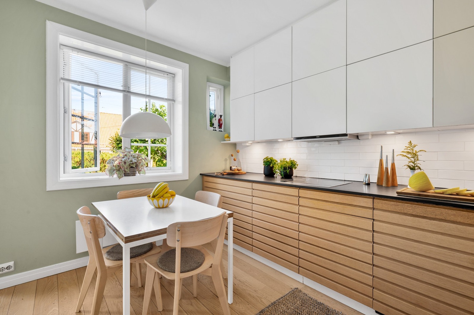 Lekre spilefronter i eik og spiseplass med utsyn. Galleribilde