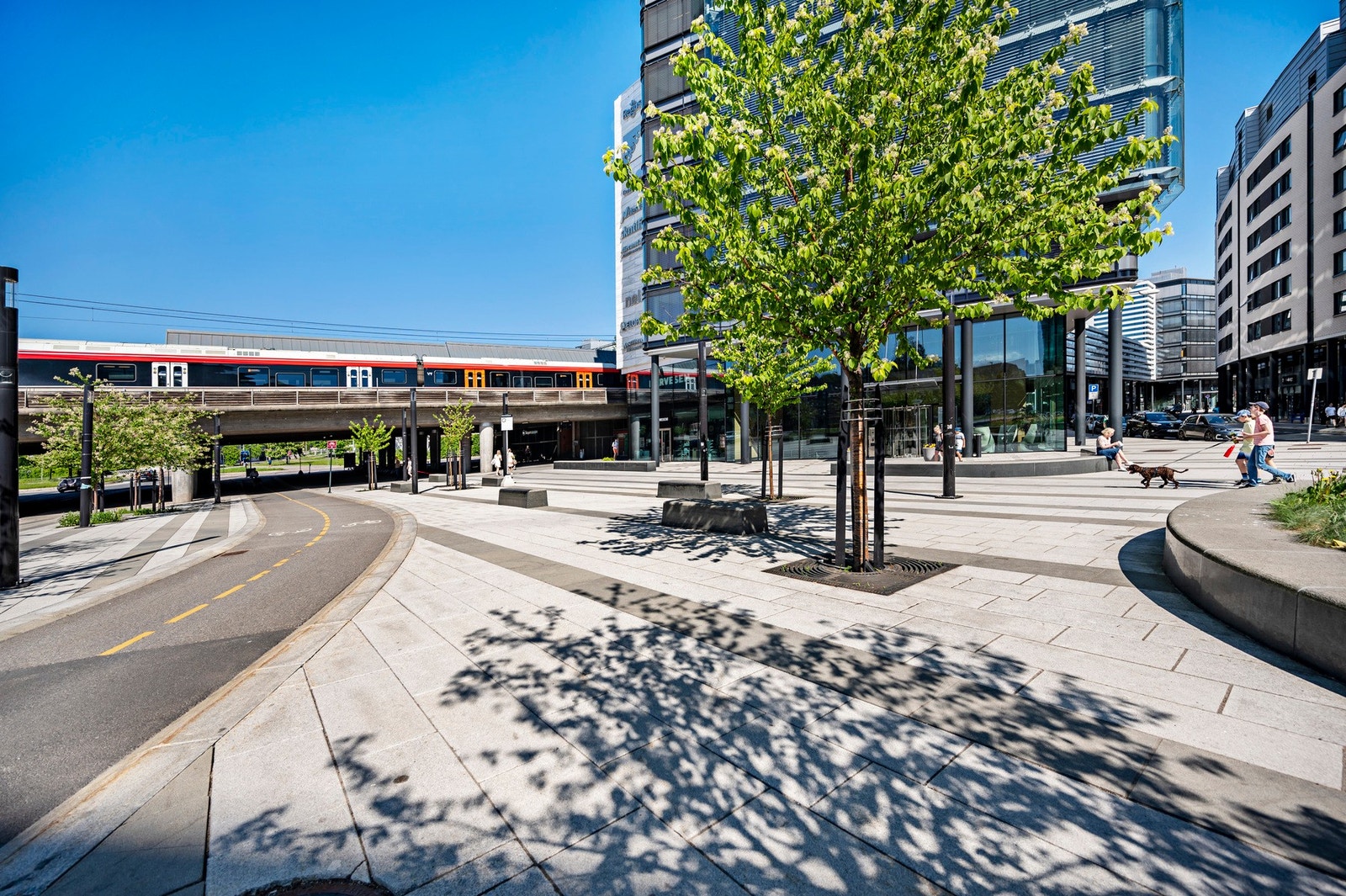 Karenslyst Allé med et uttal av butikker, delikatesse, kafeer, vinmonopol. dagligvare, bokhandel, postkontor samt et stort utvalg butikker Galleribilde