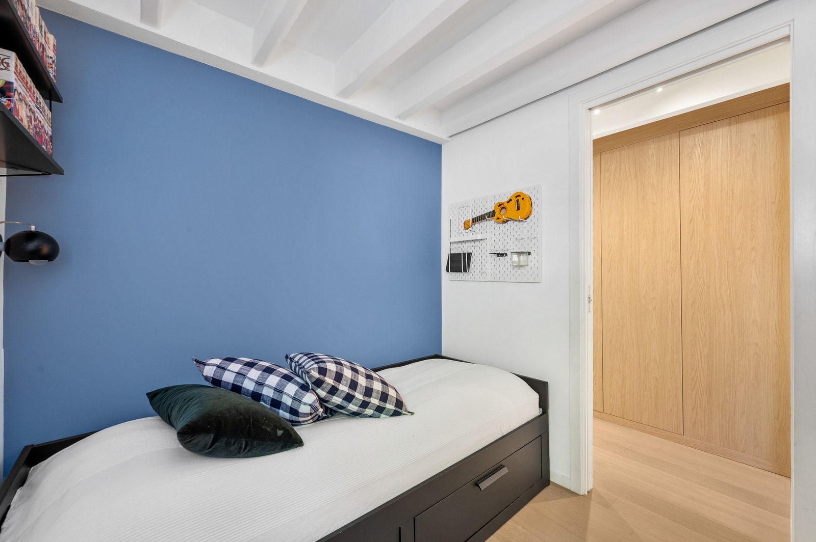 Karakterfulle takbjelker og smart garderobeløsning, i underetasjen. Galleribilde