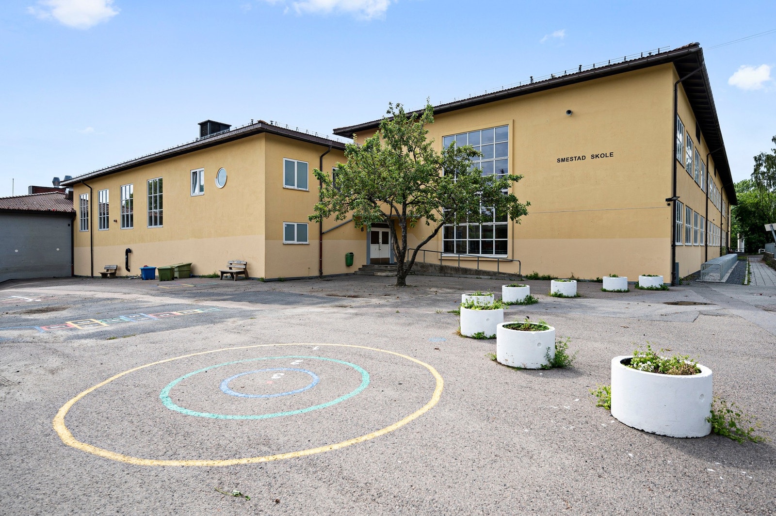 Kort og trygg gangvei til Smestad skole i rolig gate med liten trafikk Galleribilde