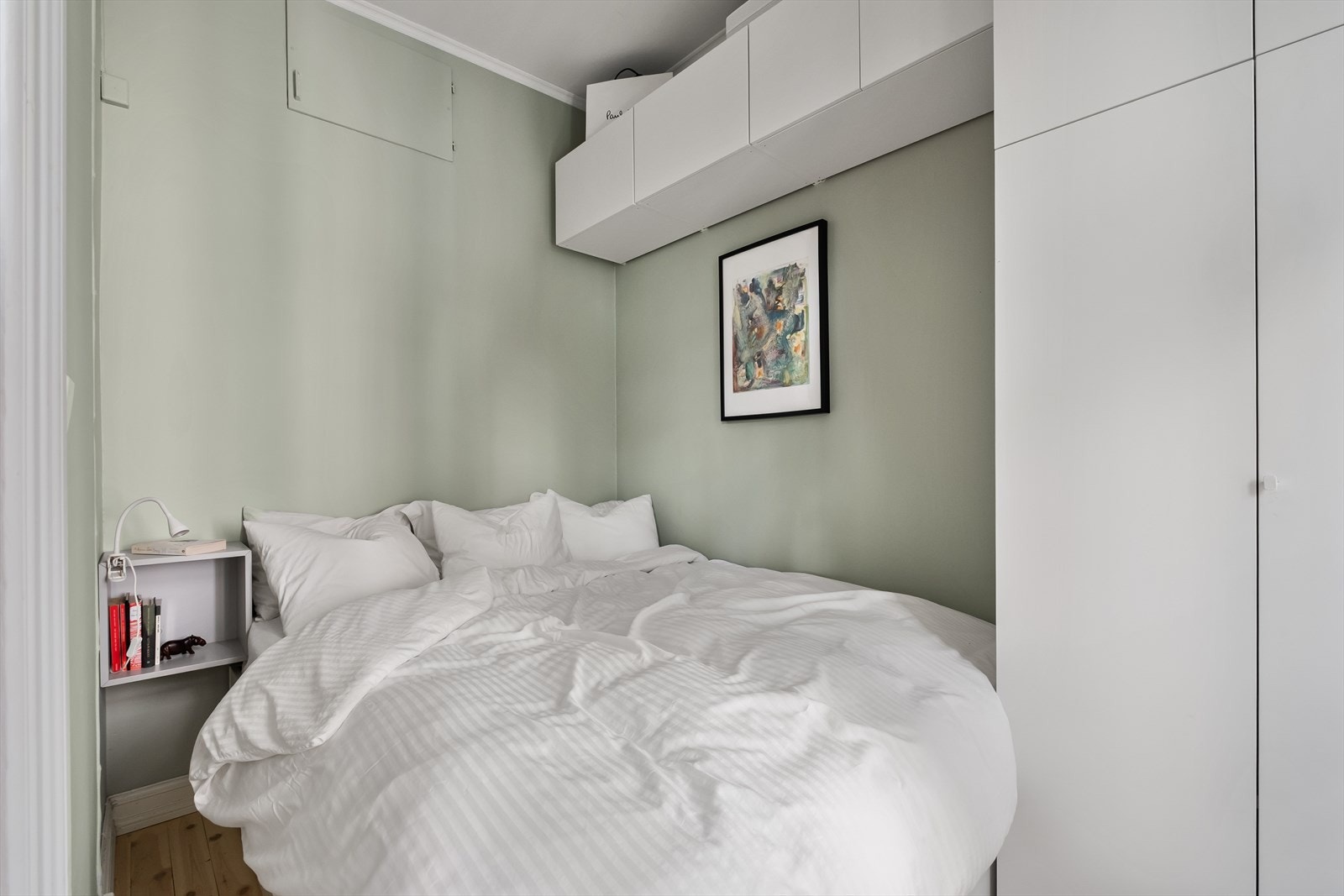 - Koselig soverom med plass til dobbeltseng og godt med oppbevaringsplass i garderobeløsning - Galleribilde