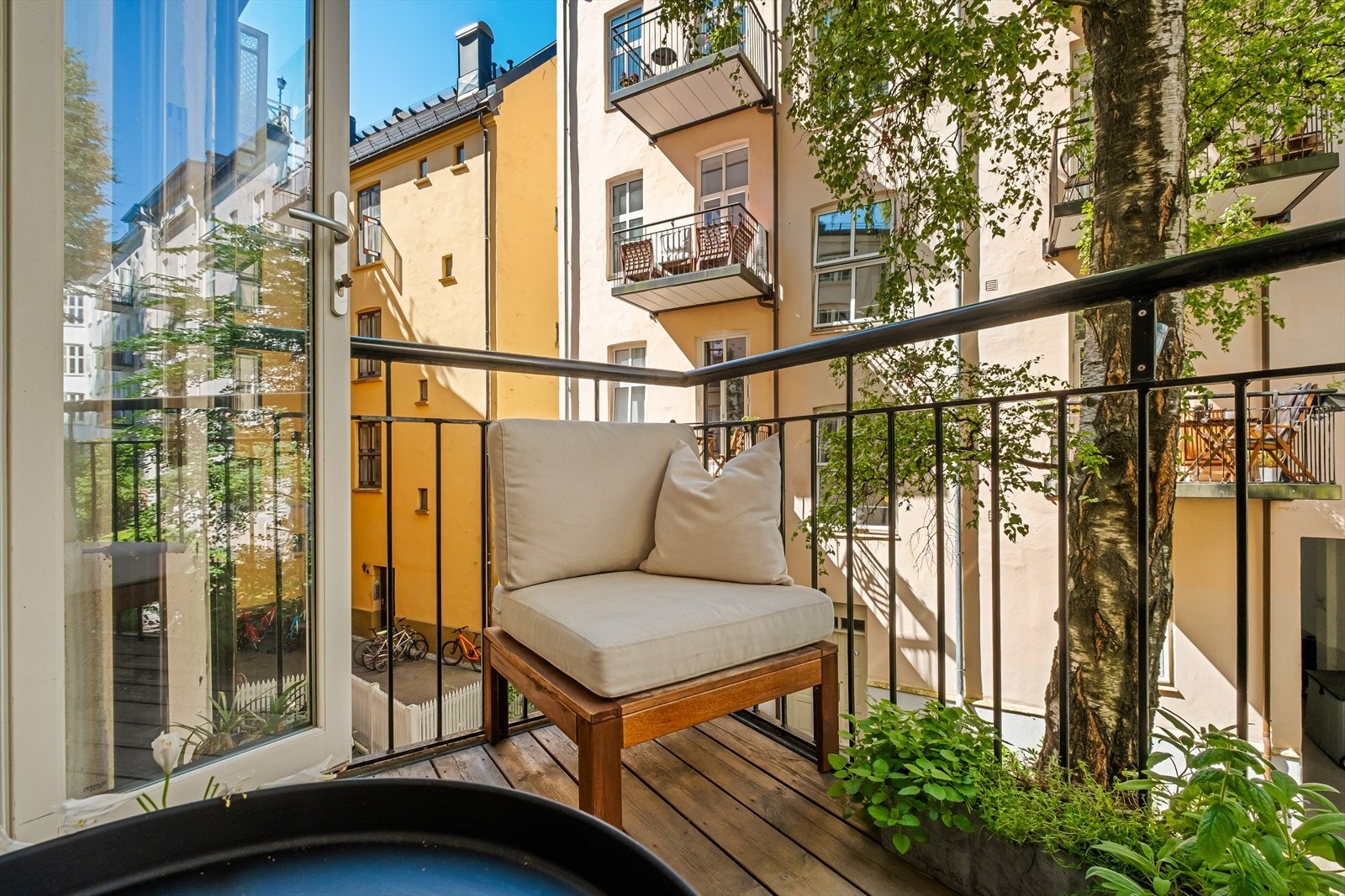 - Vestvendt balkong på ca. 3 kvm som vender mot rolig bakgård - Galleribilde