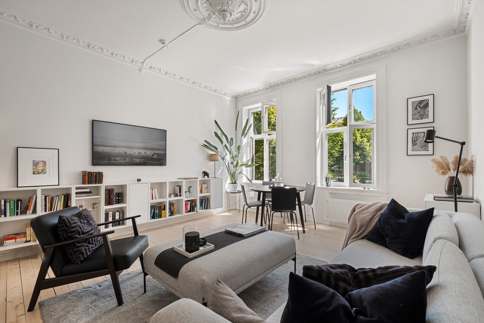 - Lys og hyggelig stue med klassiske detaljer som rosett og stukkatur - Galleribilde