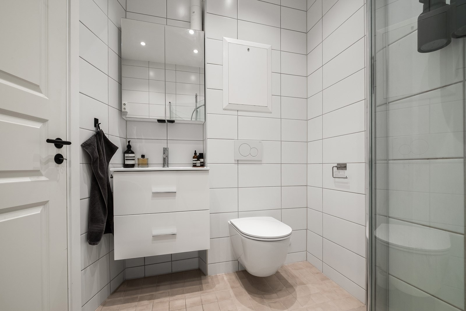 - Flislagt baderom fra 2019 med varme i gulvet og downlights i himling - Galleribilde