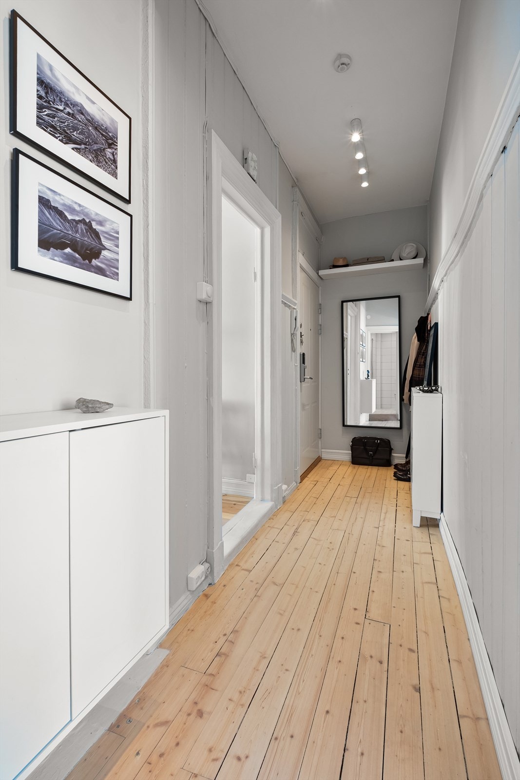 - En lys og innbydende entré som gir et godt førsteinntrykk av leiligheten. God plass til sko og yttertøy - Galleribilde