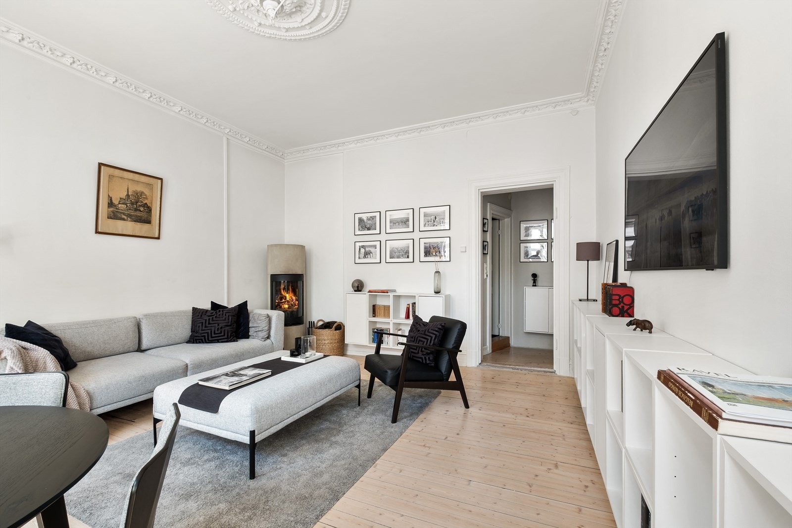 - Leiligheten er malt i delikate og tidsriktige farger - Galleribilde