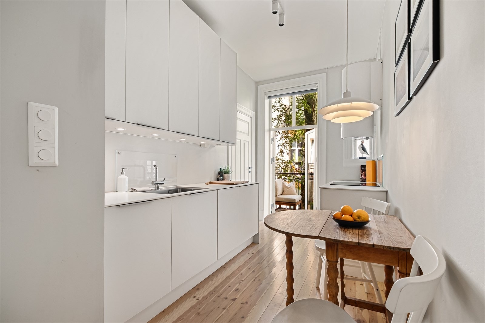 - Av hvitevarer er det integrert induksjonstopp, stekeovn, oppvaskmaskin og kjøleskap. Kullfilterventilator over kokeplass. Waterguard og komfyrvakt er montert - Galleribilde