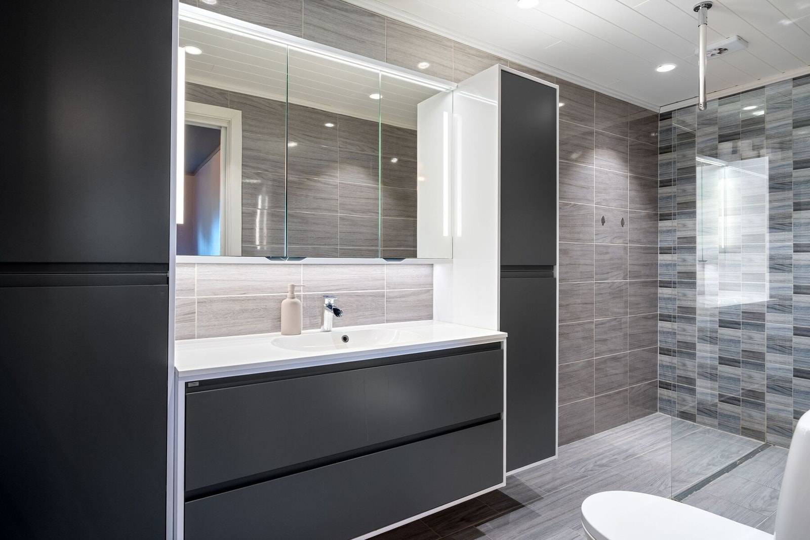 Pent bad med baderomsinnredning, dusjplass og toalett Galleribilde