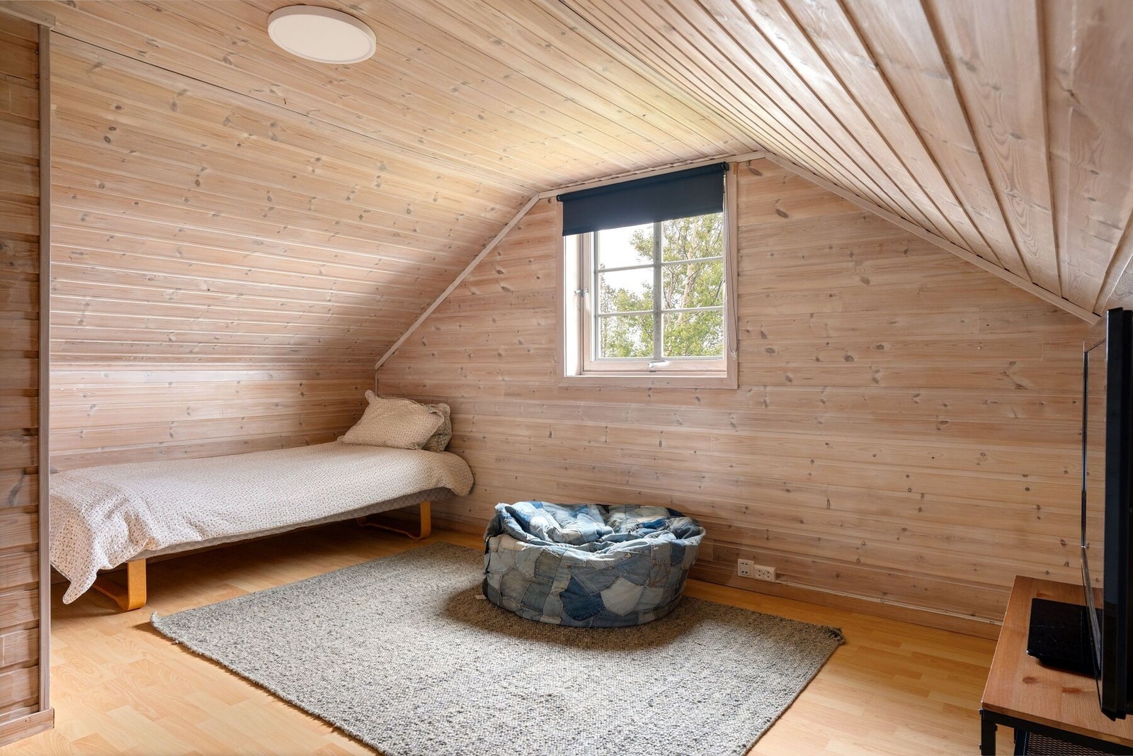 Soverom - Vi gjør oppmerksom på at rom i 2. etasje ikke er byggemeldt til kommunen, da byggegodkjente tegninger ikke inneholder rominndeling for 2. etasje. Kjøper overtar ansvar, risiko og konsekvens knyttet til dette Galleribilde