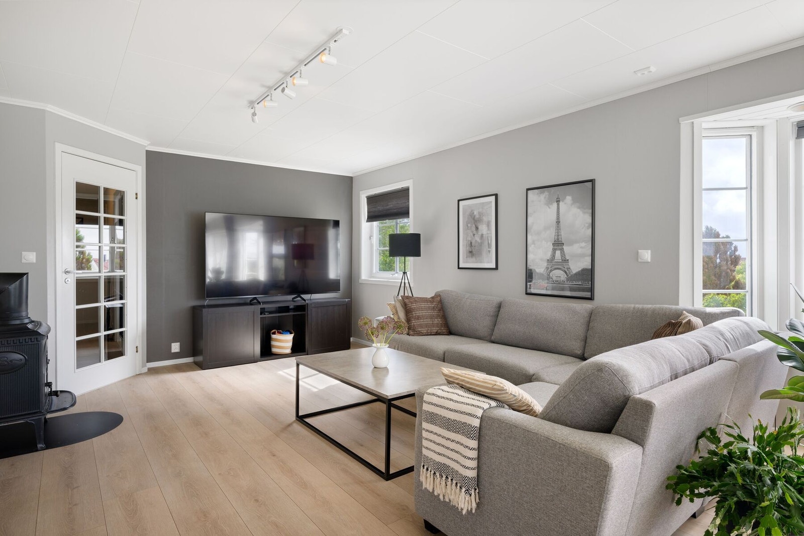 Her har man med andre ord god plass til forskjellige sittegrupper, TV og oppbevaringsmøblement etter behov Galleribilde