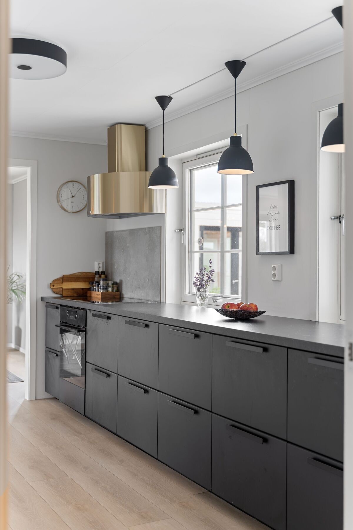 Kjøkkenet har rikelig med lagringsplass Galleribilde