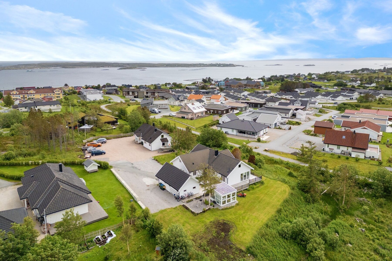 Her får man men en innholdsrik boligeiendom med sentral beliggenhet i rolige omgivelser Galleribilde