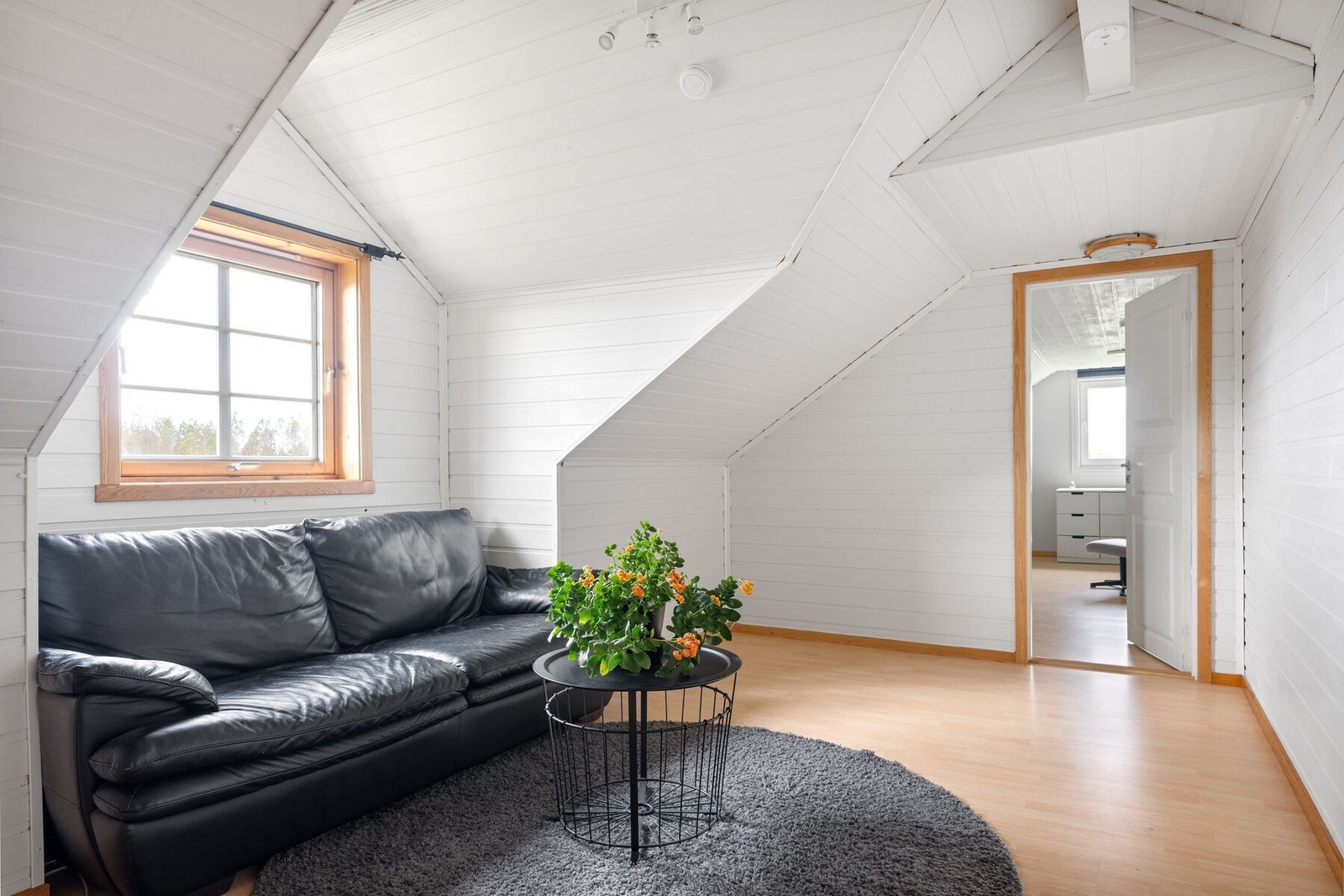 Loftstue - Vi gjør oppmerksom på at rom i 2. etasje ikke er byggemeldt til kommunen, da byggegodkjente tegninger ikke inneholder rominndeling for 2. etasje. Kjøper overtar ansvar, risiko og konsekvens knyttet til dette Galleribilde