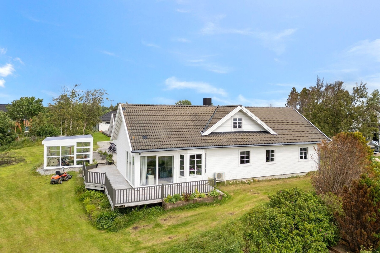 Pent opparbeidet tomt med parkeringsplasser og hage Galleribilde