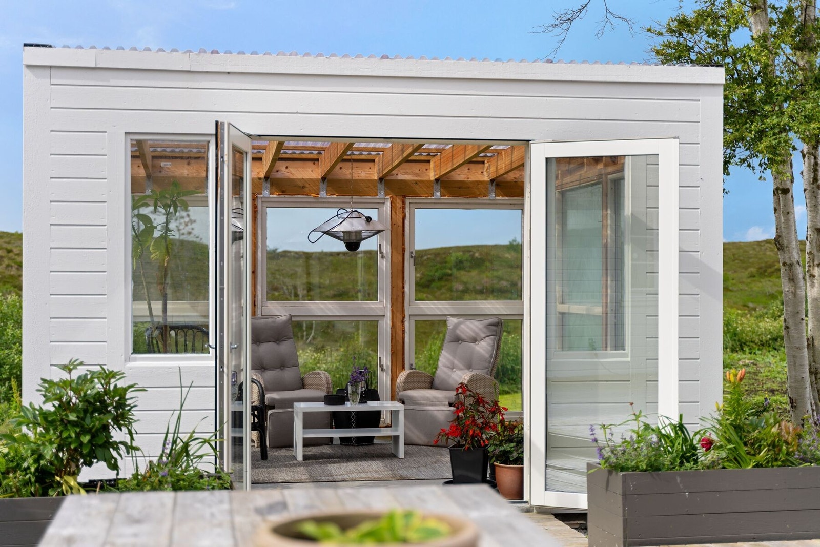 Hagehuset på eiendommen ble oppført i 2023 og er i følge selgers egenerklæring en hjemmesnekret vinterhage hvor det er brukt gamle vinduer hvor noen er punkterte Galleribilde