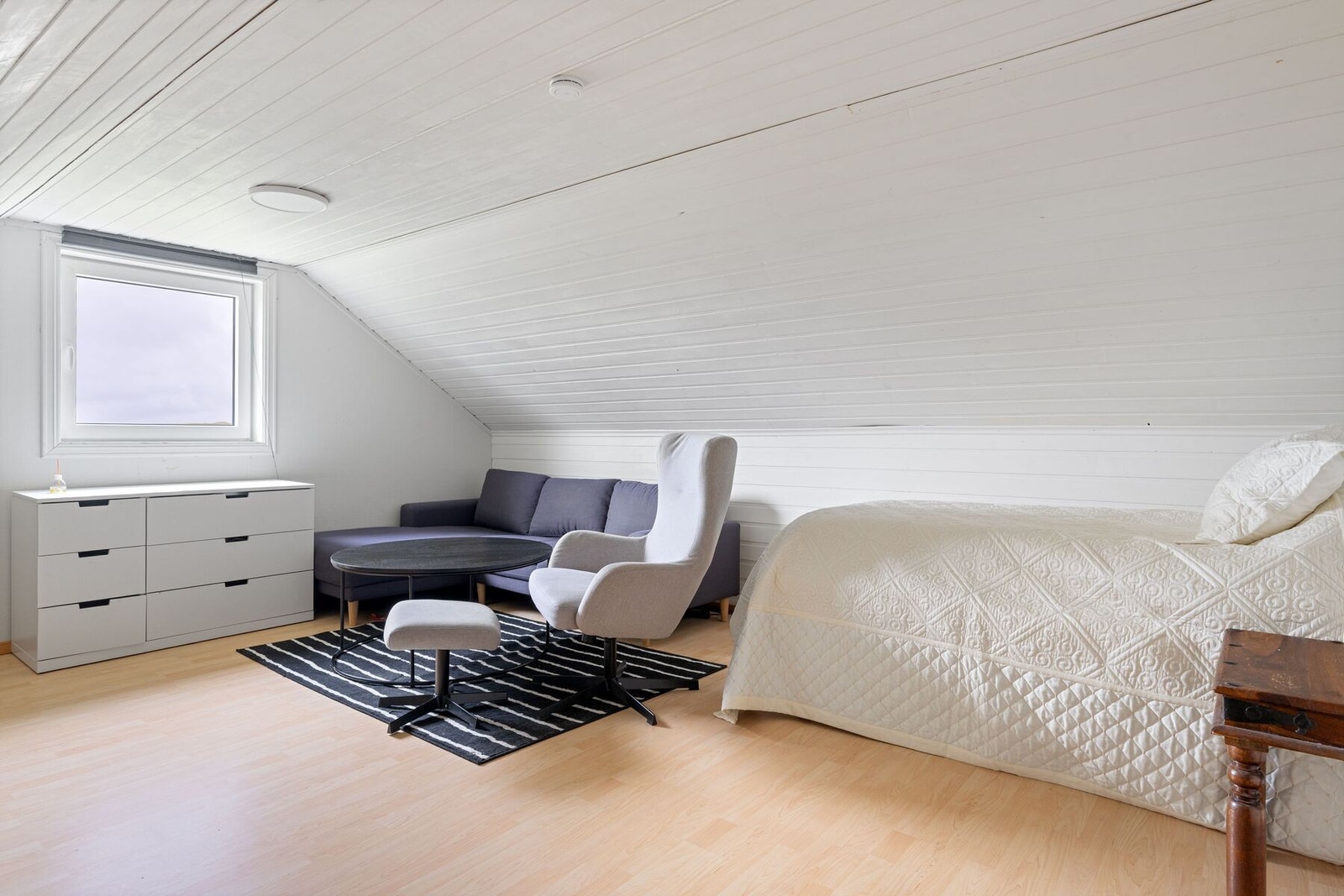 Loftstue - Vi gjør oppmerksom på at rom i 2. etasje ikke er byggemeldt til kommunen, da byggegodkjente tegninger ikke inneholder rominndeling for 2. etasje. Kjøper overtar ansvar, risiko og konsekvens knyttet til dette Galleribilde