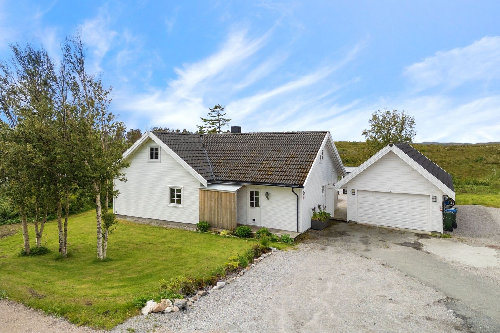 Parkeringsmuligheter i garasje på 42 kvm., samt på egen tomt. Garasjen ble oppført i 1995. Galleribilde