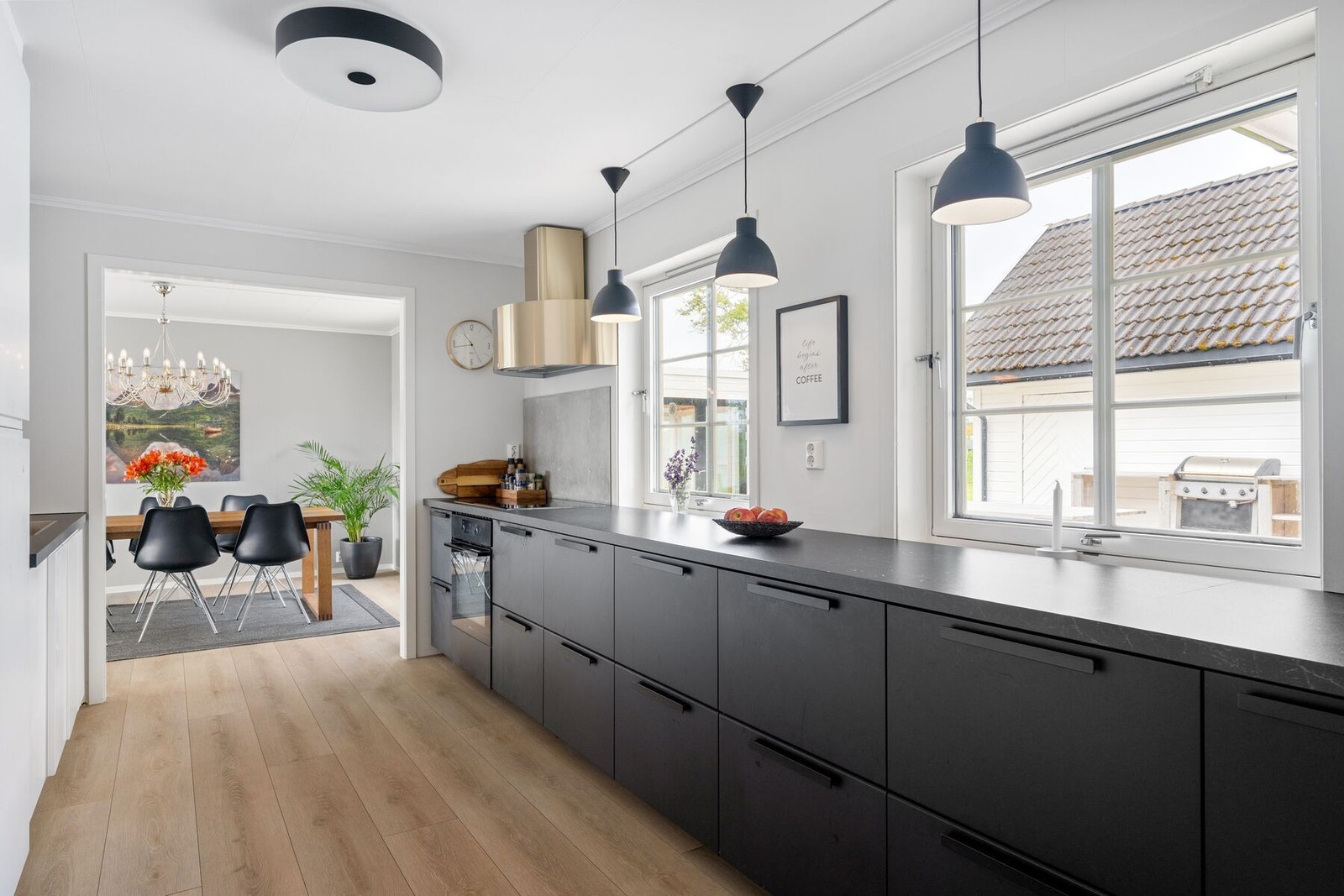 Pent, moderne kjøkken med integrerte hvitevarer Galleribilde