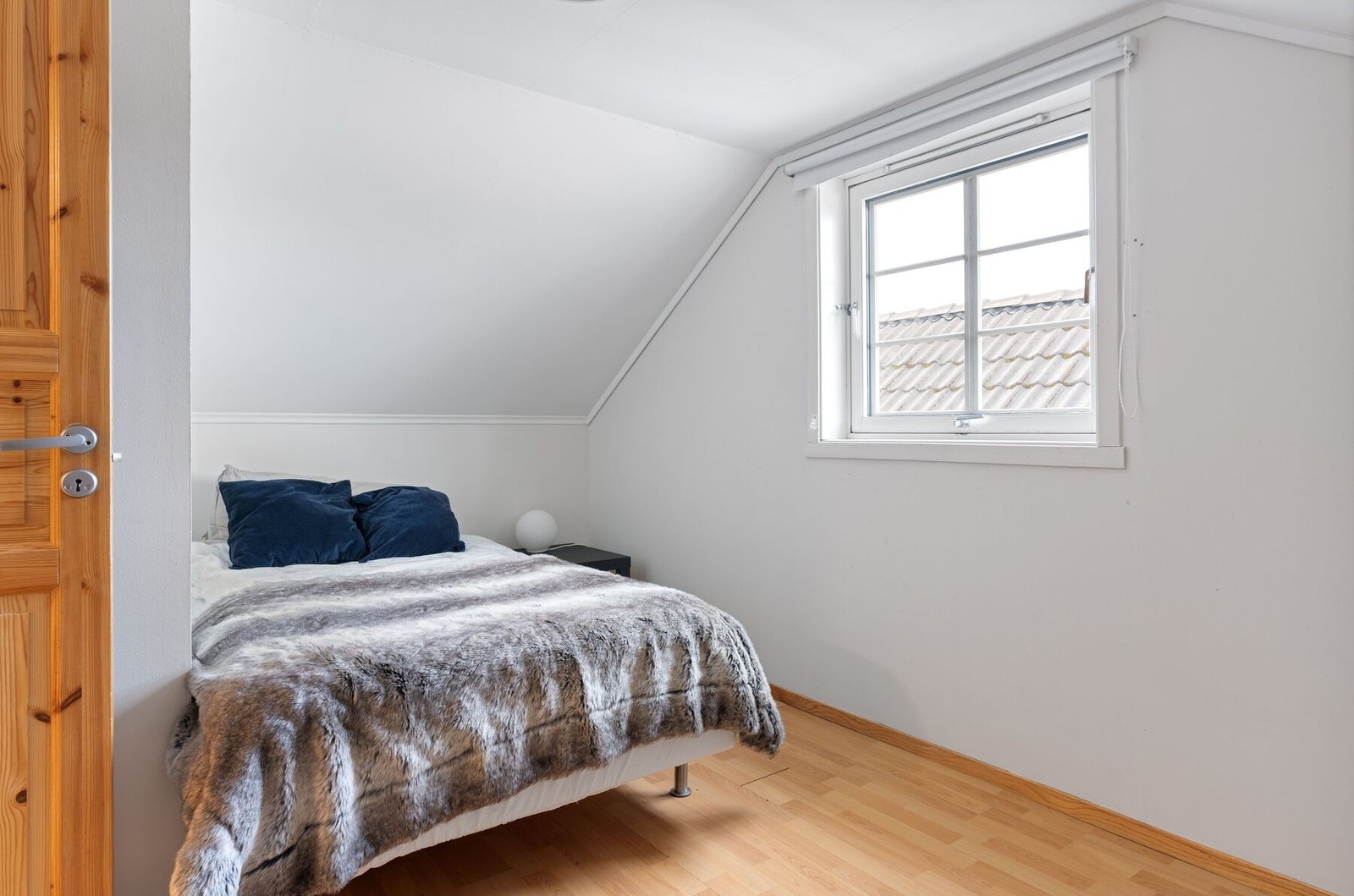 Soverom - Vi gjør oppmerksom på at rom i 2. etasje ikke er byggemeldt til kommunen, da byggegodkjente tegninger ikke inneholder rominndeling for 2. etasje. Kjøper overtar ansvar, risiko og konsekvens knyttet til dette Galleribilde