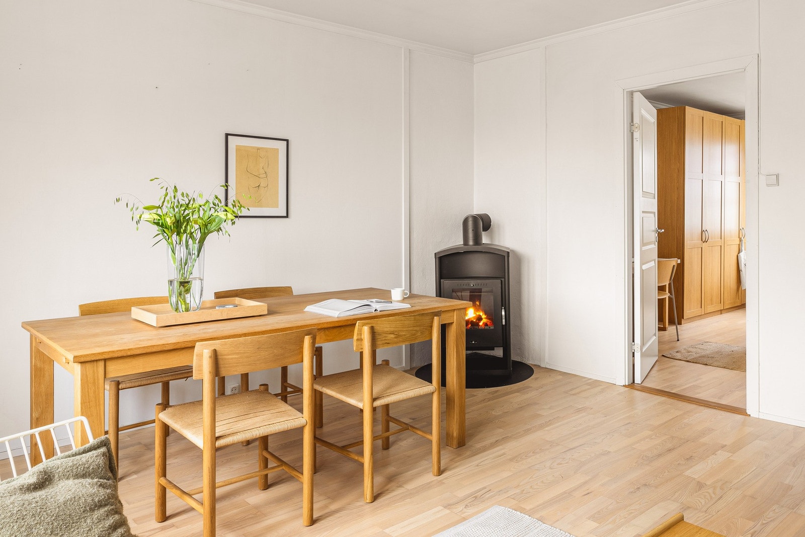 Det er flott vedovn i stuen som er perfekt å fyre i på kalde høst og vinterkvelder Galleribilde