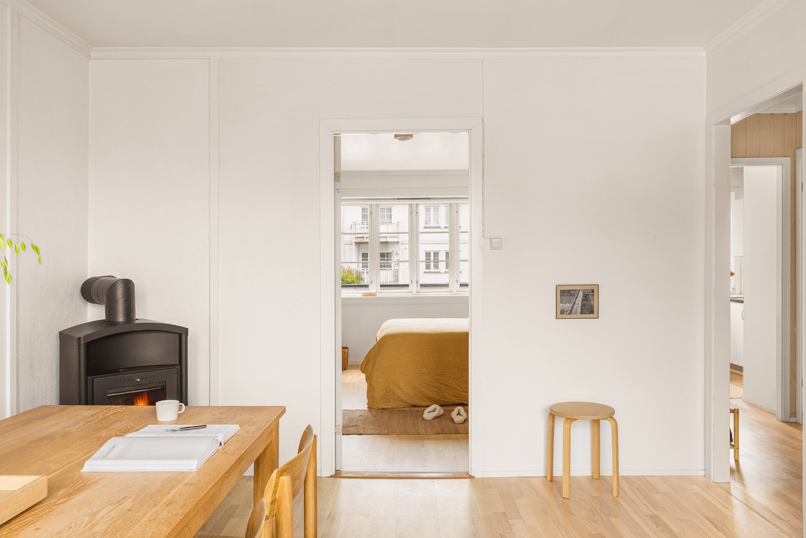 Videre fra stuen kommer man inn til soverommet i leiligheten Galleribilde