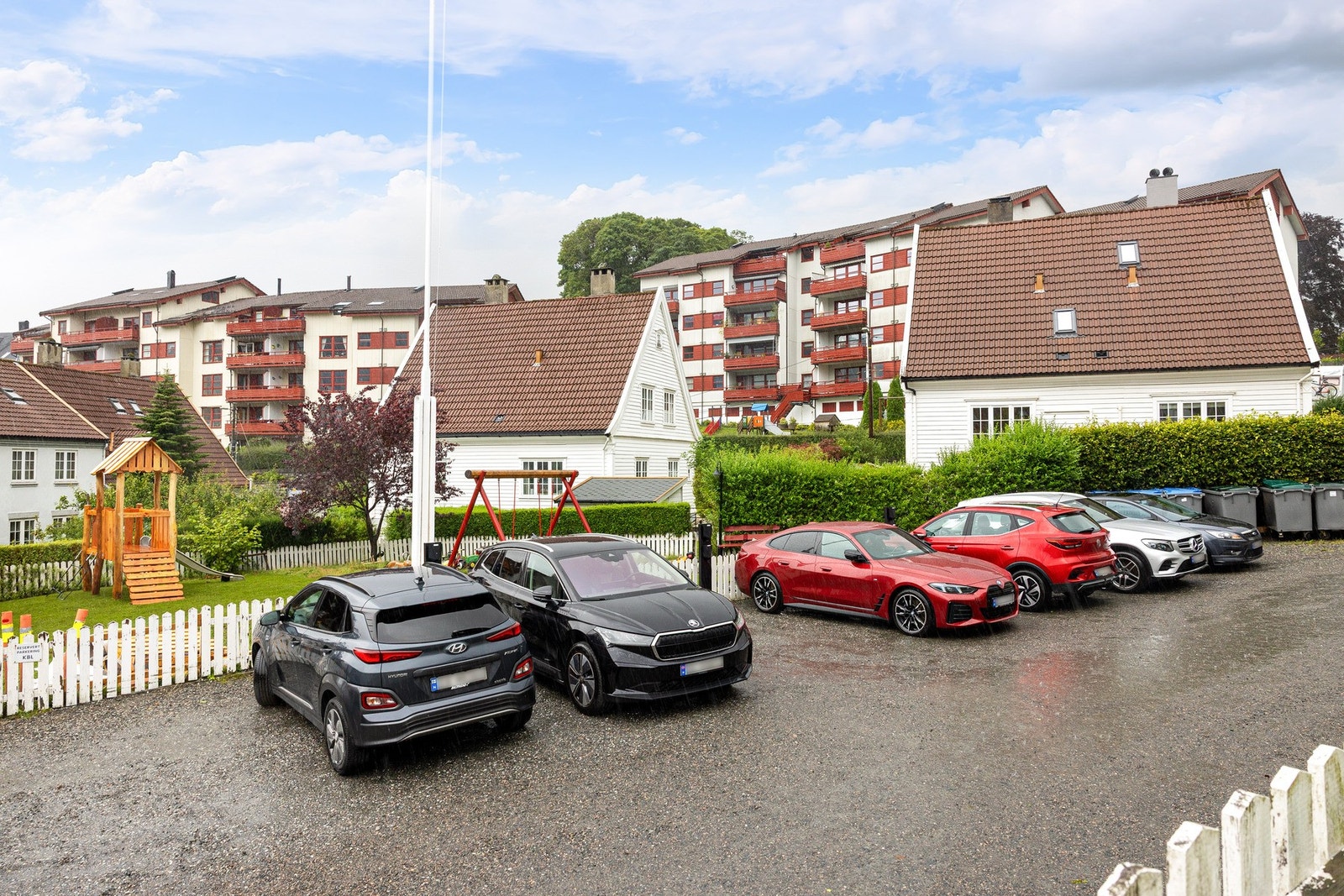 Parkeringsplass med el-bil landing utenfor bygge Galleribilde
