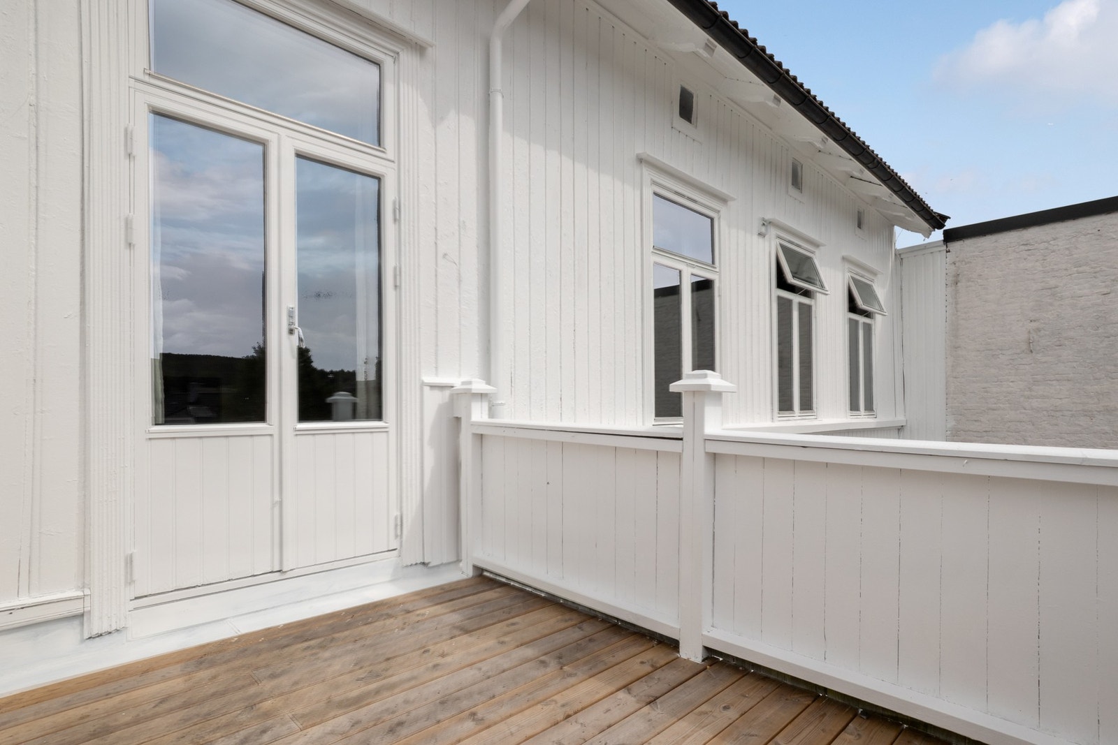Balkongen har nye terrassebord, samt ny lås og vrider på døren. Galleribilde