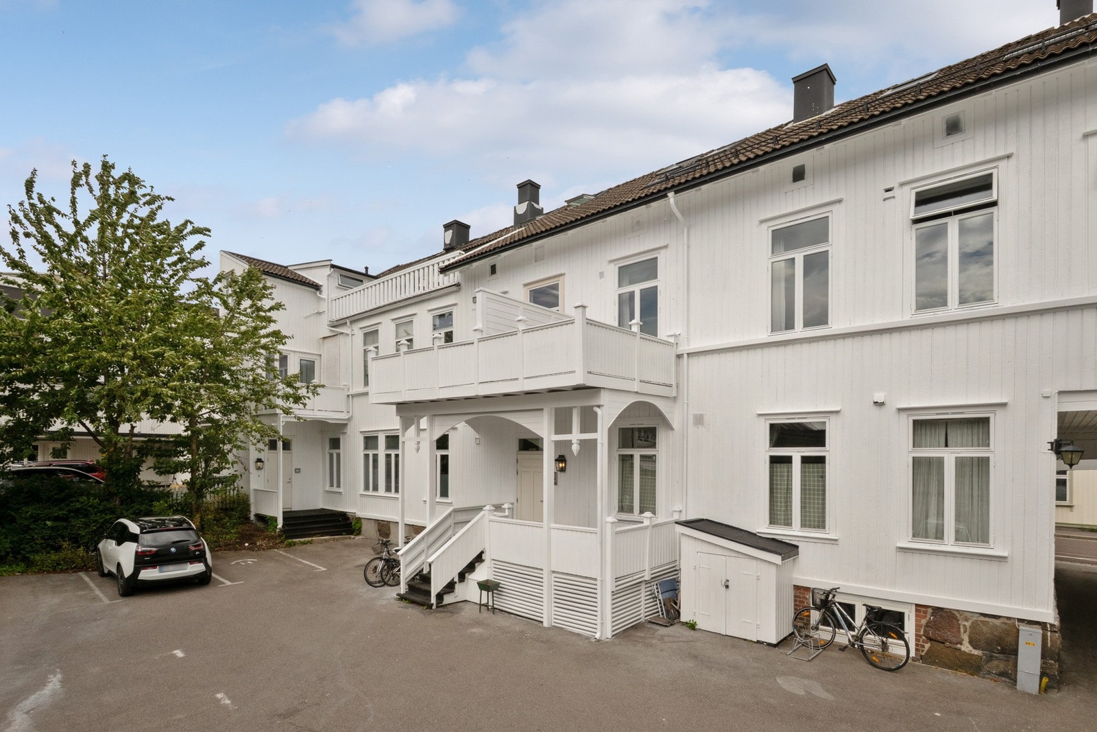 Balkongen er vendt mot det rolige gårdsrommet. Galleribilde